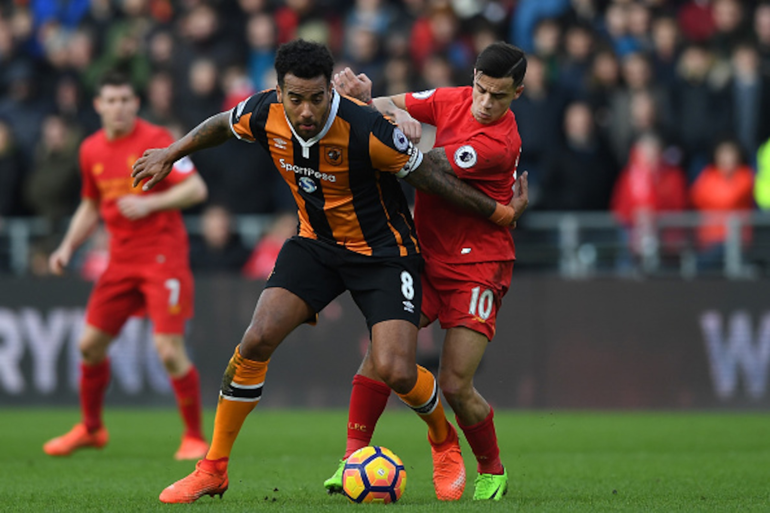 HULL, ENGLAND - FEBRUARY 04: Tom Huddlestone of Hull City (L) and Philippe Coutinho of Liverpool (R) battle for possession during the Premier League match between Hull City and Liverpool at KCOM Stadium on February 4, 2017 in Hull, England.  (Photo by Gar