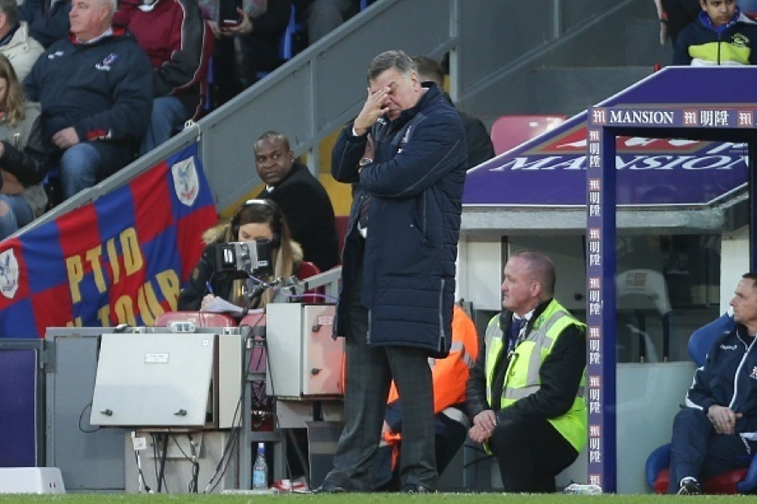 Crystal Palace's English manager Sam Allardyce reacts on the touchline during the English Premier League football match between Crystal Palace and Sunderland at Selhurst Park in south London on February 4, 2017 / AFP / Daniel LEAL-OLIVAS / RESTRICTED TO E