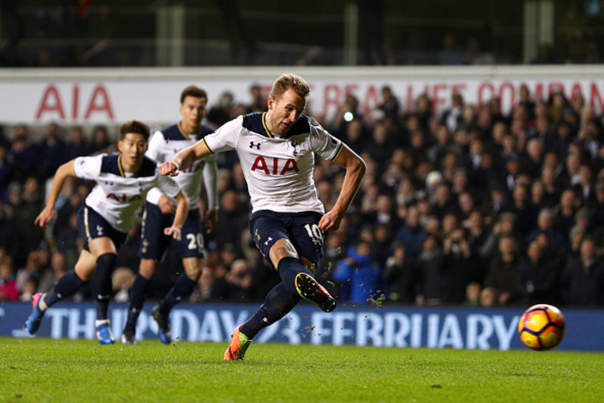 LONDON, ENGLAND - FEBRUARY 04:  Harry Kane of Tottenham Hotspur scores the opening goal from the penalty spot during the Premier League match between Tottenham Hotspur and Middlesbrough at White Hart Lane on February 4, 2017 in London, England.  (Photo by