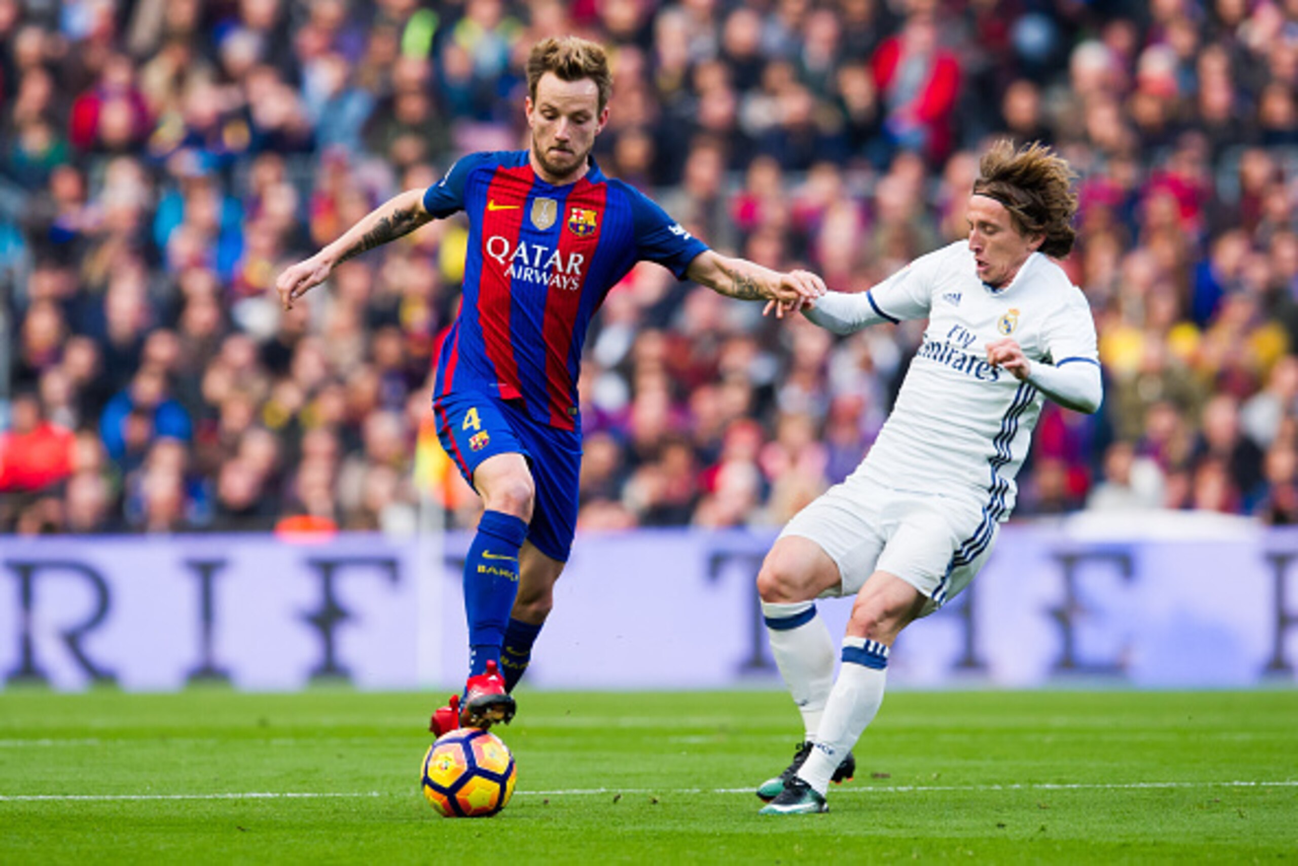 BARCELONA, SPAIN - DECEMBER 03:  Ivan Rakitic (L) of FC Barcelona fights for the ball with Luka Modric (R) of Real Madrid CF during the La Liga match between FC Barcelona and Real Madrid CF at Camp Nou stadium on December 3, 2016 in Barcelona, Spain.  (Ph