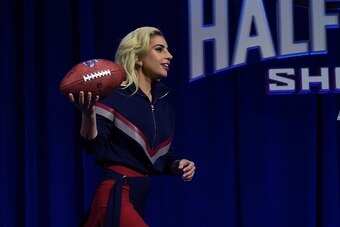 Lady Gaga throws a football as she meets with the press during the Super Bowl LI Pepsi Zero Sugar Halftime Show Press Conference at the George R. Brown Convention Center February 2, 2017 in Houston, Texas. / AFP / TIMOTHY A. CLARY        (Photo credit sho