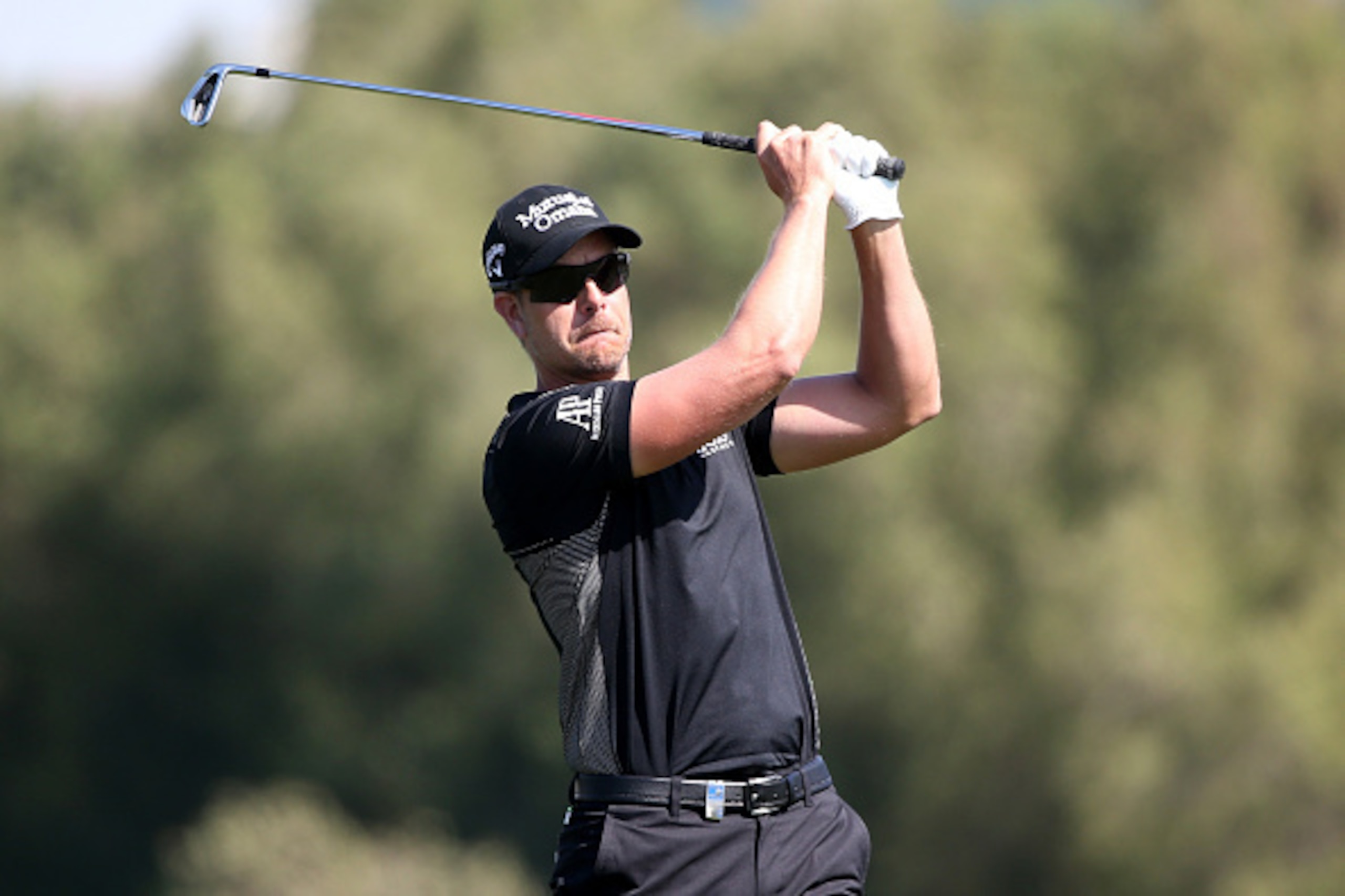 DUBAI, UNITED ARAB EMIRATES - FEBRUARY 05:  Henrik Stenson of Sweden hits his second shot on the 5th hole during the final round of the Omega Dubai Desert Classic at Emirates Golf Club on February 5, 2017 in Dubai, United Arab Emirates.  (Photo by Francoi