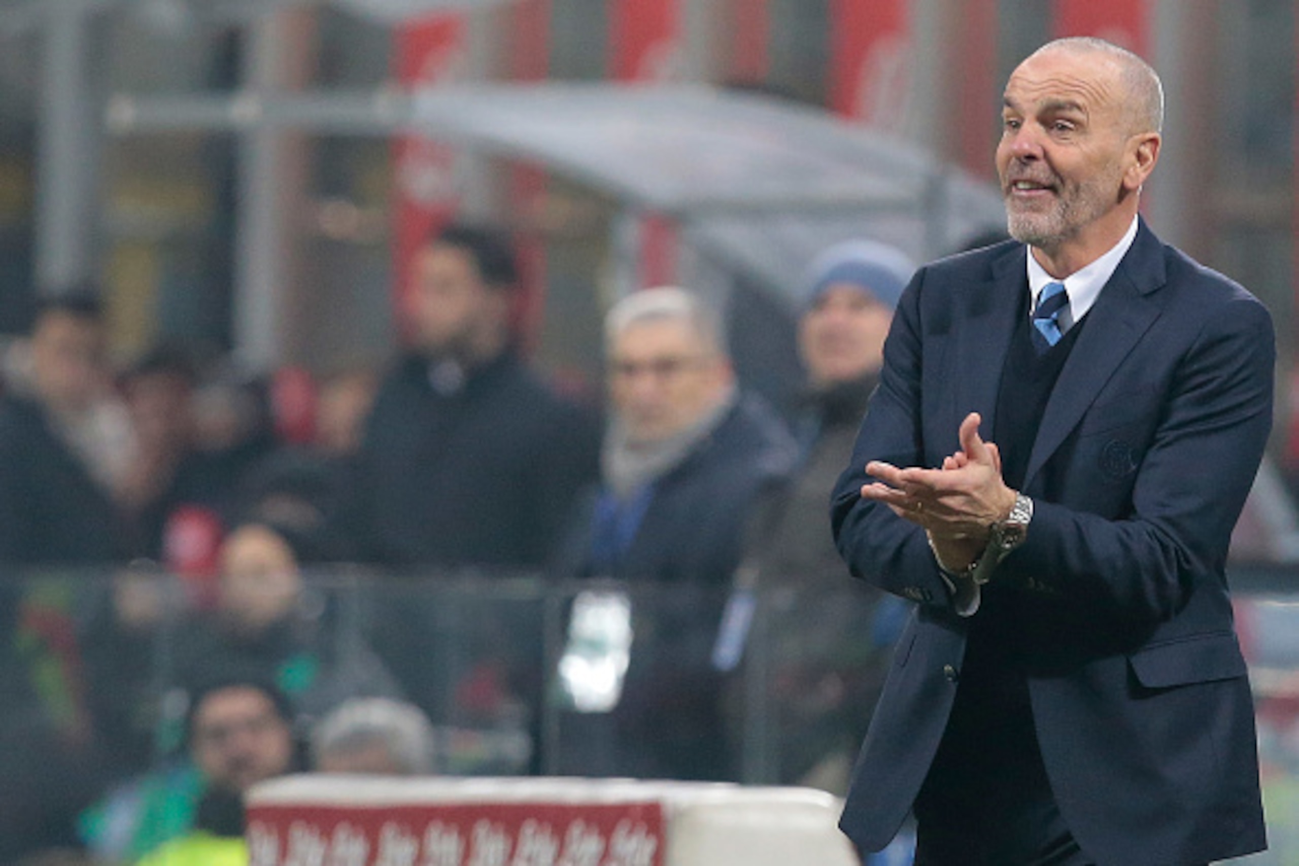 MILAN, ITALY - JANUARY 28:  FC Internazionale Milano coach Stefano Pioli shouts to his players during the Serie A match between FC Internazionale and Pescara Calcio at Stadio Giuseppe Meazza on January 28, 2017 in Milan, Italy.  (Photo by Emilio Andreoli/