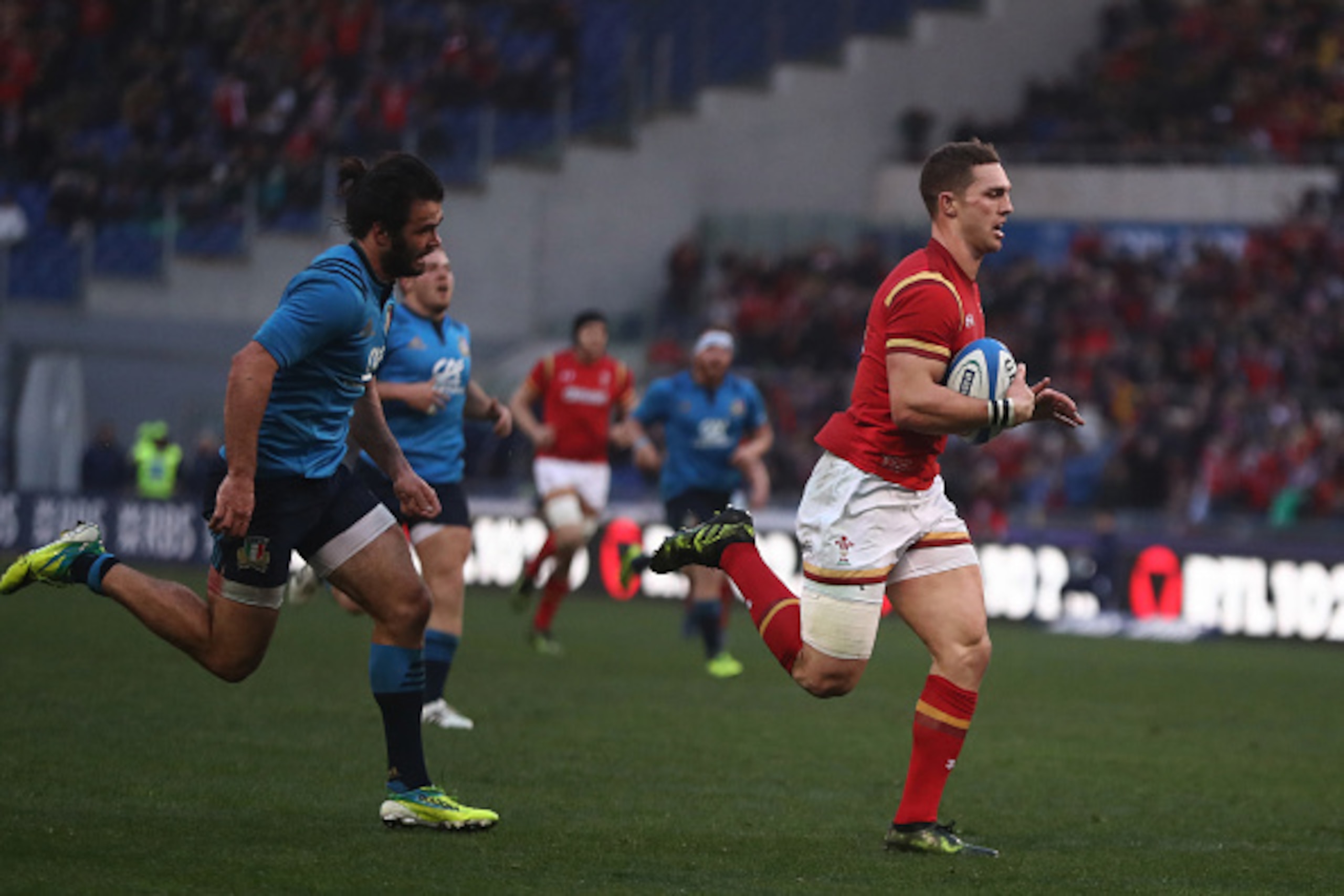 ROME, ITALY - FEBRUARY 05:  George North of Wales outpaces Luke McLean of Italy to score his team's third try during the RBS Six Nations match between Italy and Wales at the Stadio Olimpico on February 5, 2017 in Rome, Italy.  (Photo by David Rogers/Getty