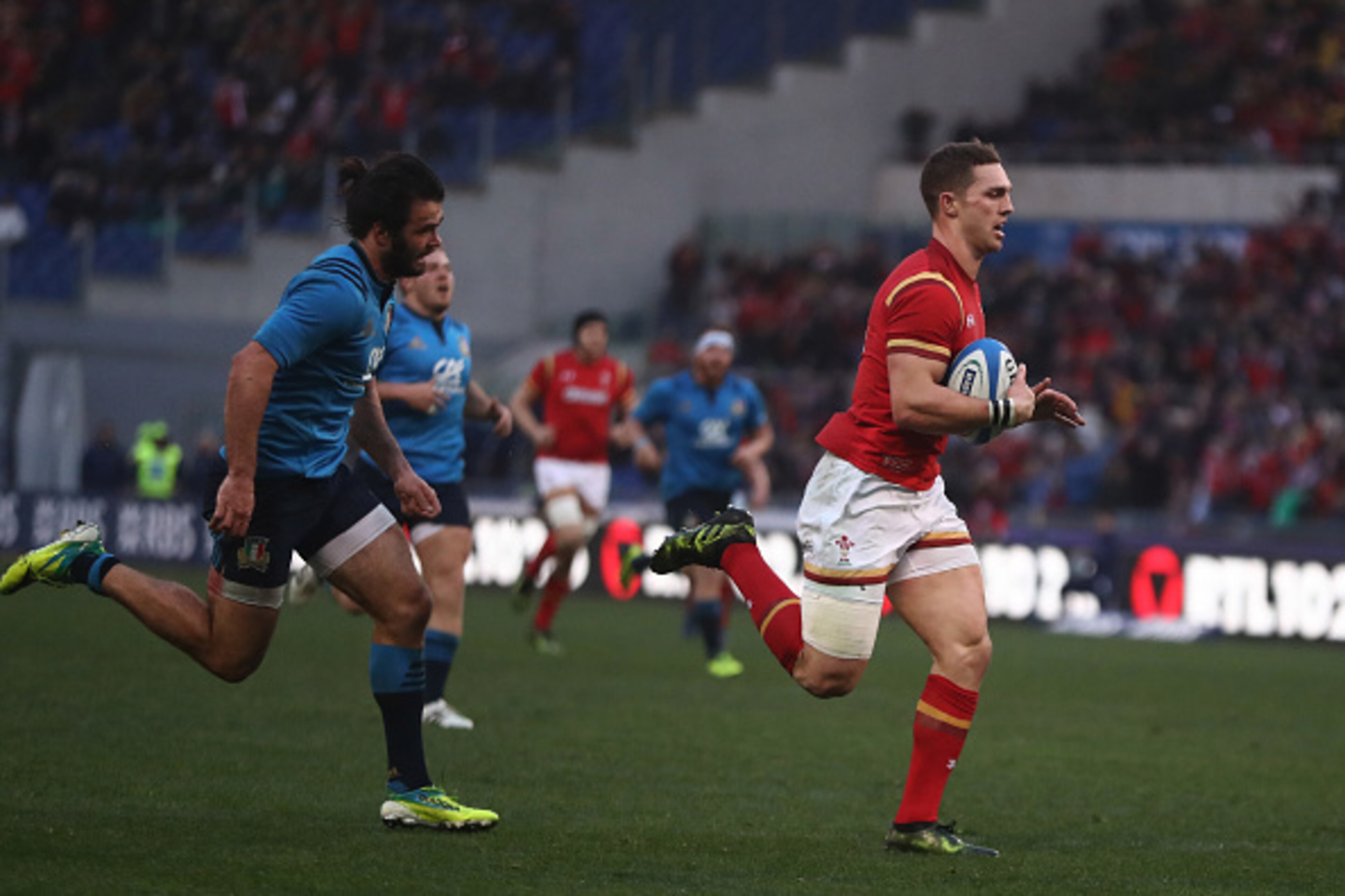 ROME, ITALY - FEBRUARY 05:  George North of Wales outpaces Luke McLean of Italy to score his team's third try during the RBS Six Nations match between Italy and Wales at the Stadio Olimpico on February 5, 2017 in Rome, Italy.  (Photo by David Rogers/Getty