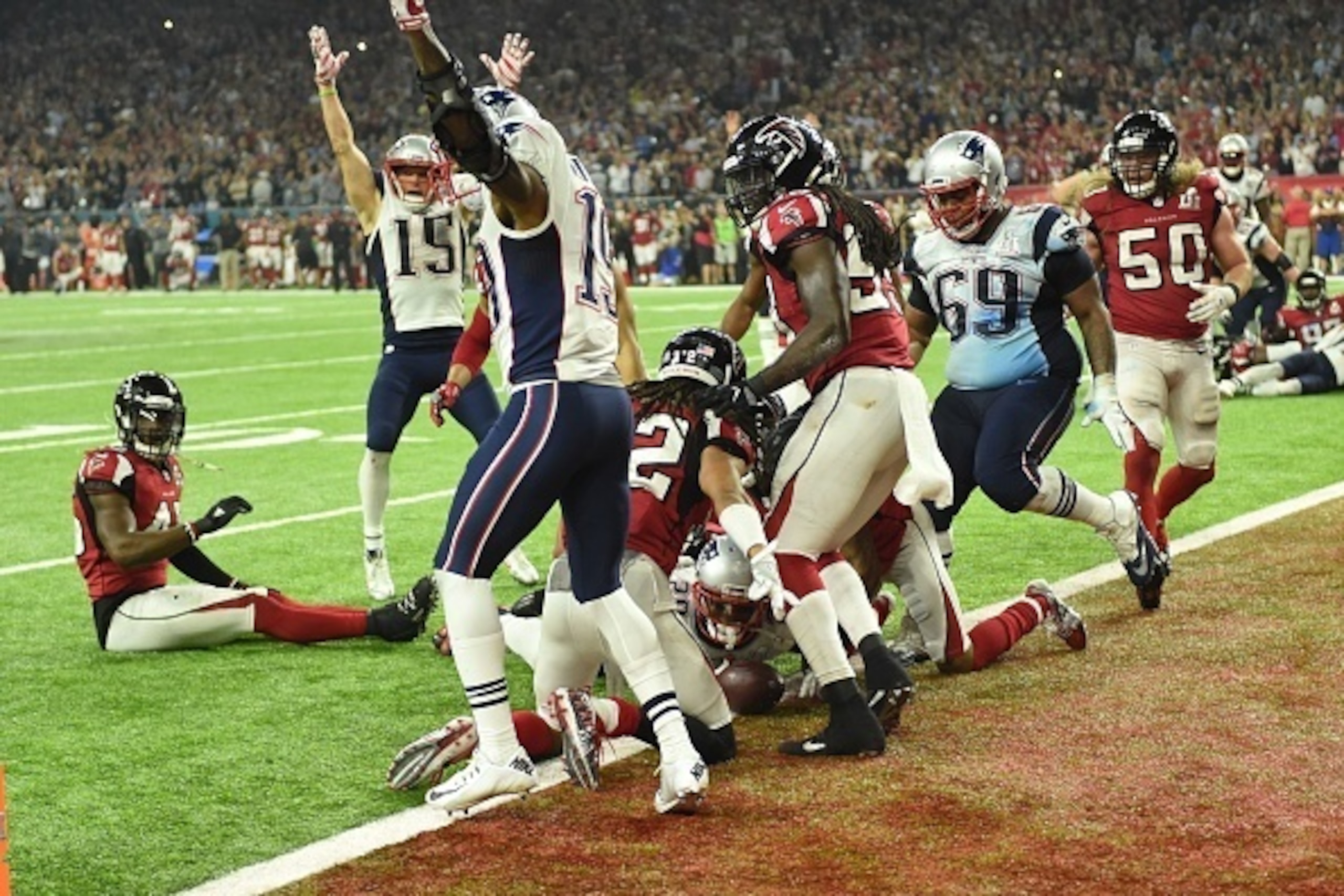 James White #28 of the New England Patriots scores the game winning touchdown in overtime against the Atlanta Falcons during Super Bowl 51 at NRG Stadium on February 5, 2017 in Houston, Texas   / AFP / Timothy A. CLARY        (Photo credit should read TIM