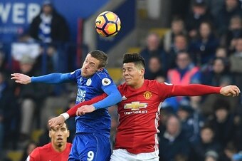 Manchester United's Argentinian defender Marcos Rojo (R) vies with Leicester City's English striker Jamie Vardy during the English Premier League football match between Leicester City and Manchester United at King Power Stadium in Leicester, central Engla