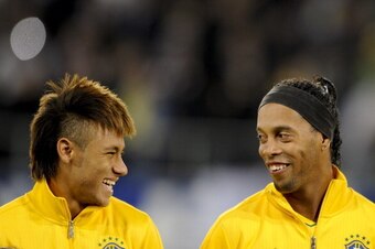 Brazil's forwards Neymar (L) and Ronaldinho smile prior to a friendly football match between Bosnia-Herzegovina and Brazil on February 28, 2012 in St-Gallen. AFP PHOTO / FABRICE COFFRINI (Photo credit should read FABRICE COFFRINI/AFP/Getty Images)