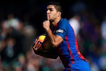 SEVILLE, SPAIN - JANUARY 29:  Luis Suarez of FC Barcelona celebrates after scoring the first goal for FC Barcelona and equalizer draw of the match during La Liga match between Real Betis Balompie and FC Barcelona at Benito Villamarin Stadium on January 29