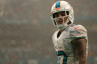 MIAMI GARDENS, FL - DECEMBER 11:  Kenny Stills #10 of the Miami Dolphins celebrates a play during a game against the Arizona Cardinals at Hard Rock Stadium on December 11, 2016 in Miami Gardens, Florida.  (Photo by Mike Ehrmann/Getty Images)
