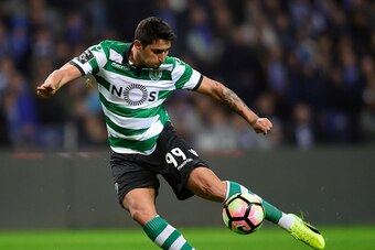 Sporting's Argentinian forward Alan Ruiz kicks the ball to score a goal during the Portuguese league football match FC Porto vs Sporting CP at the Dragao stadium in Porto on February 4, 2017. / AFP / MIGUEL RIOPA        (Photo credit should read MIGUEL RI