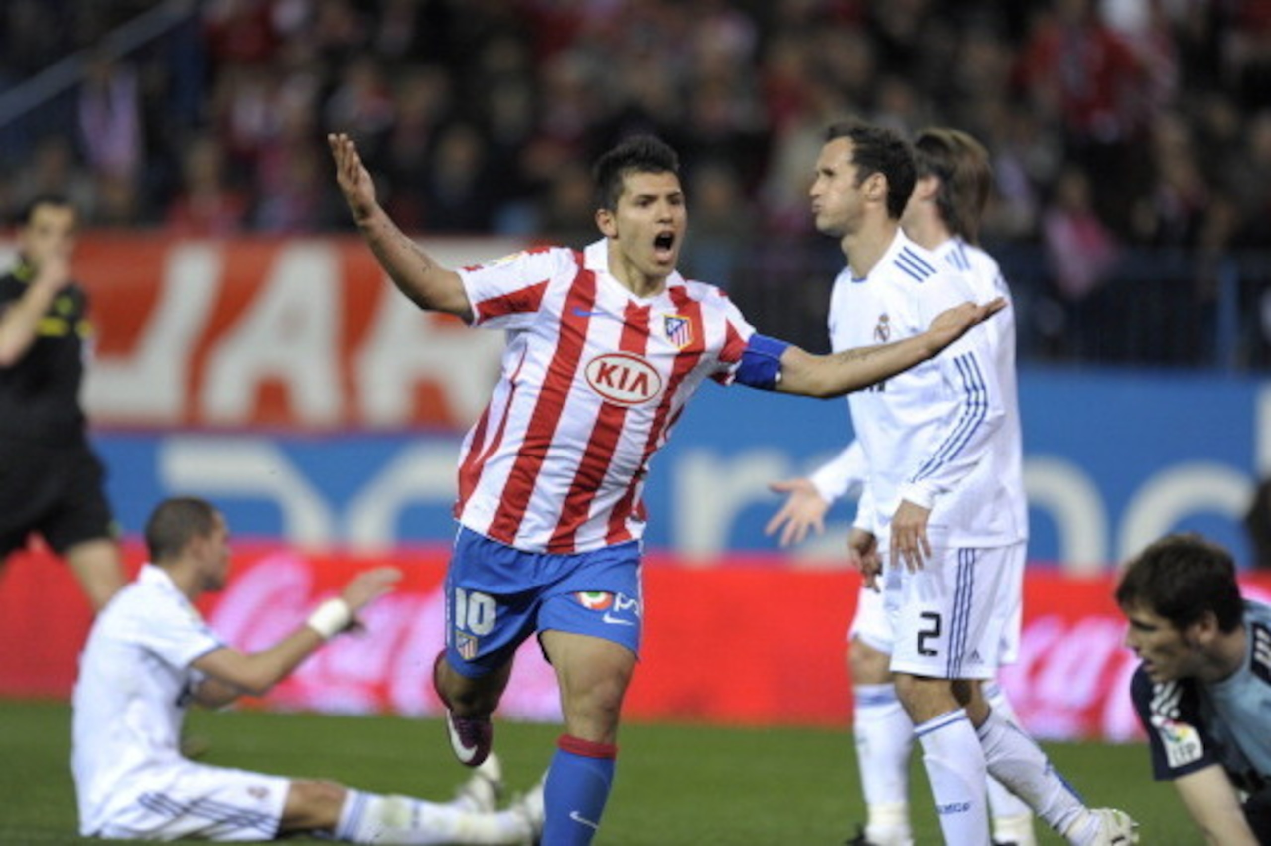 Atletico Madrid's Argentinian forward Sergio Aguero (C) celebrates his goal during their Spanish League football match Atletico de Madrid vs Real Madrid at Vicente Calderon stadium in Madrid on March 19, 2011 in Madrid.  AFP PHOTO / DANI POZO (Photo credi