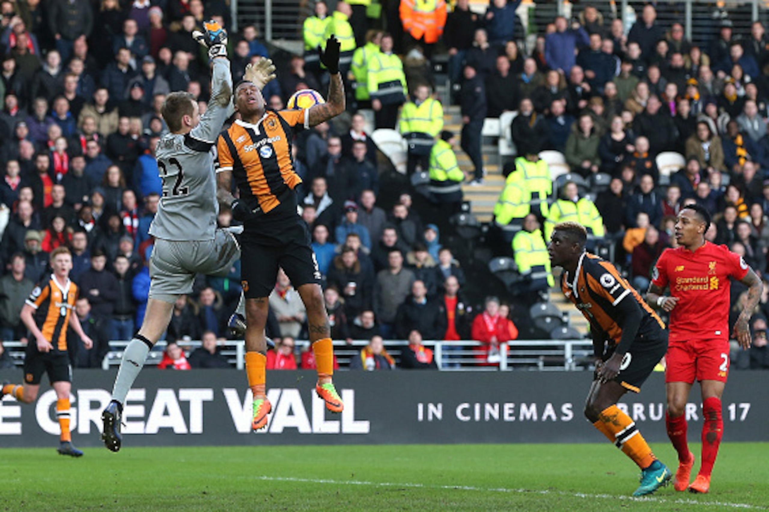 HULL, ENGLAND - FEBRUARY 04: Simon Mignolet of Liverpool (L) and Abel Hernandez of Hull City (CR) battle to win a header which later leads to Hull City first goal during the Premier League match between Hull City and Liverpool at KCOM Stadium on February HULL, ENGLAND - FEBRUARY 04: Simon Mignolet of Liverpool (L) and Abel Hernandez of Hull City (CR) battle to win a header which later leads to Hull City first goal during the Premier League match between Hull City and Liverpool at KCOM Stadium on February
