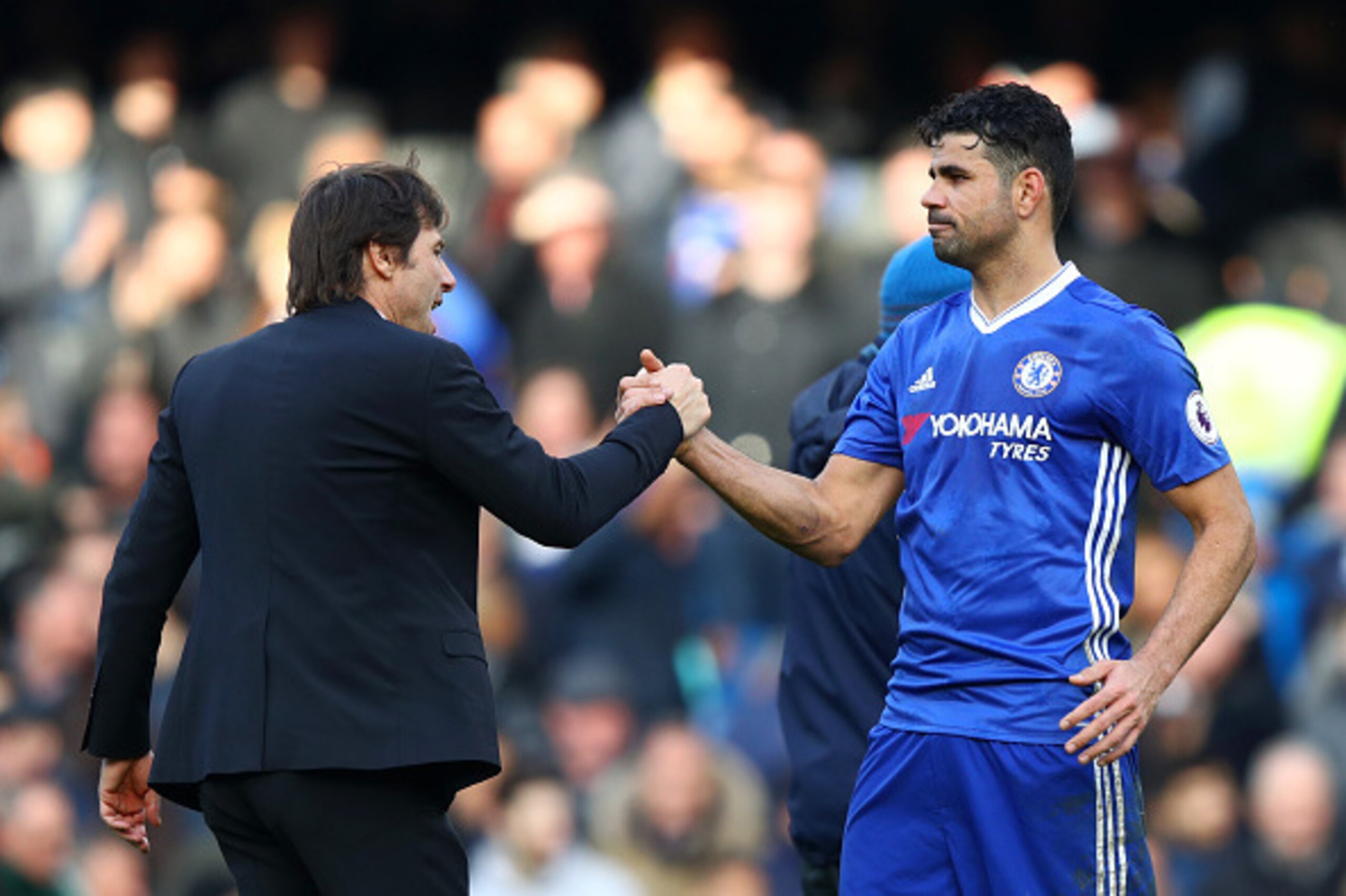 LONDON, ENGLAND - FEBRUARY 04:  Antonio Conte, manager of Chelsea shakes hands with Diego Costa of Chelsea after the Premier League match between Chelsea and Arsenal at Stamford Bridge on February 4, 2017 in London, England.  (Photo by Clive Rose/Getty Im