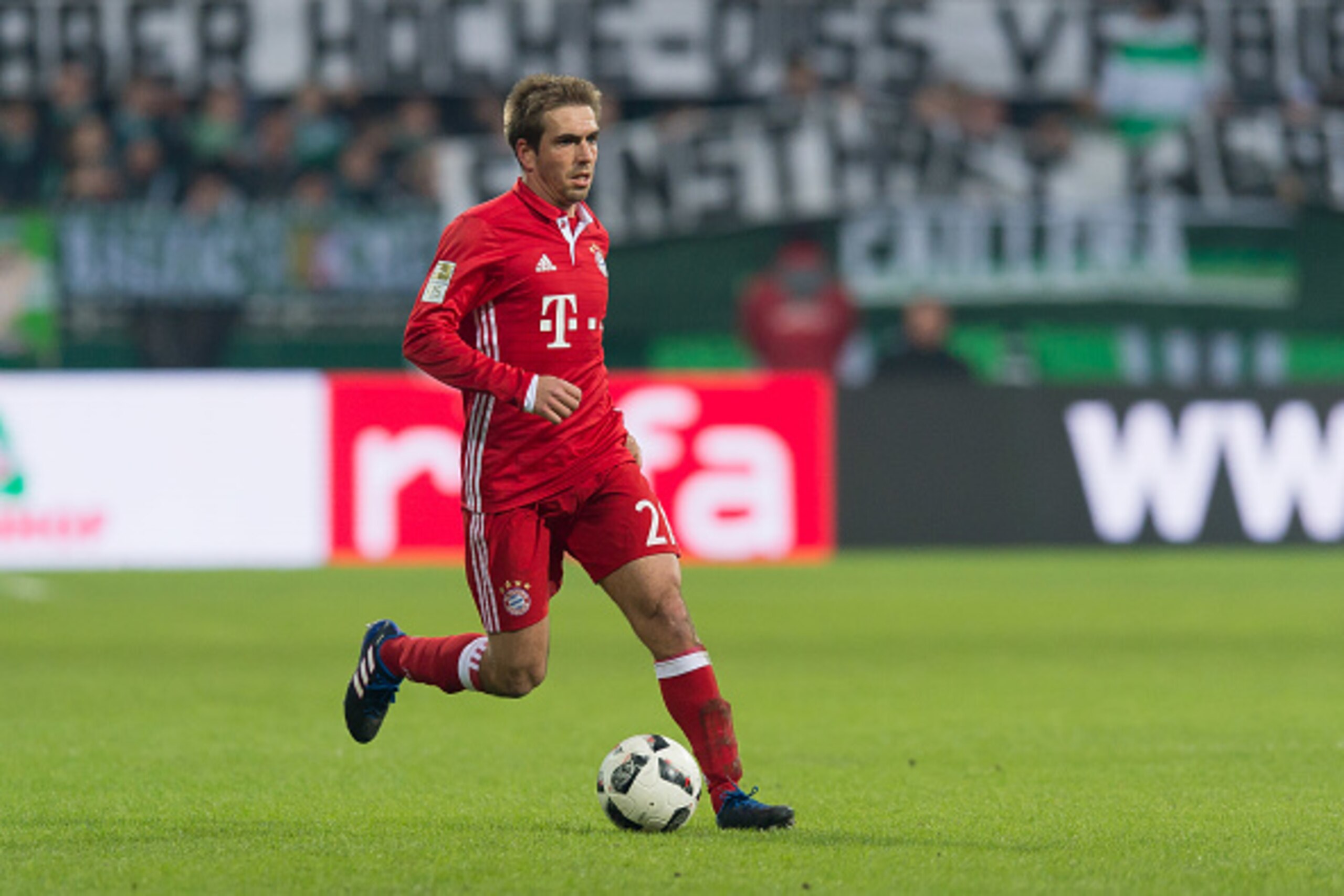 BREMEN, GERMANY - JANUARY 28: Philipp Lahm of Muenchen in action during the Bundesliga match between Werder Bremen and Bayern Muenchen at Weserstadion on January 28, 2017 in Bremen, Germany. (Photo by TF-Images/Getty Images)
