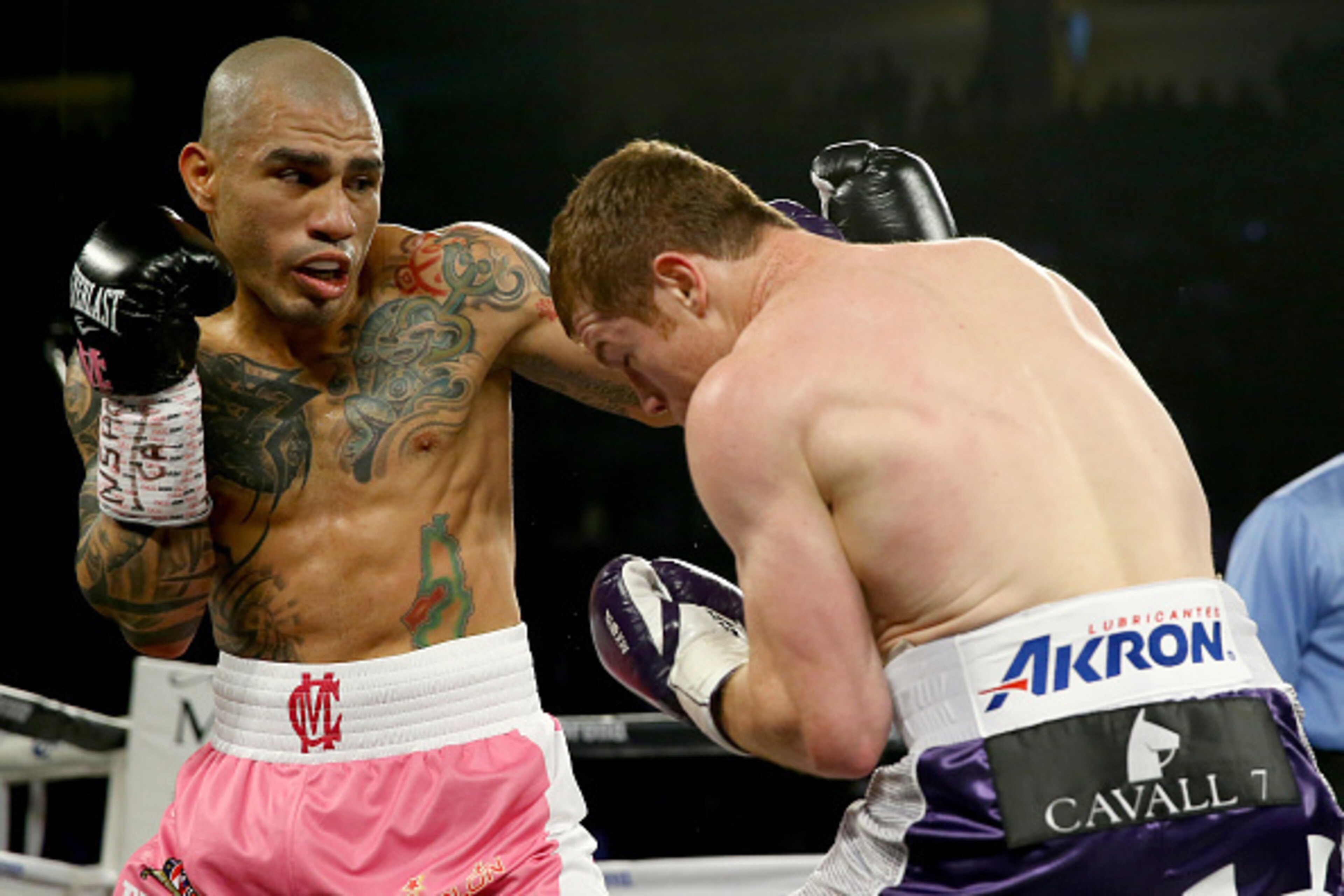 LAS VEGAS, NV - NOVEMBER 21:  (L-R) Miguel Cotto throws a left to the face of Canelo Alvarez during their middleweight fight at the Mandalay Bay Events Center on November 21, 2015 in Las Vegas, Nevada.  (Photo by Al Bello/Getty Images)
