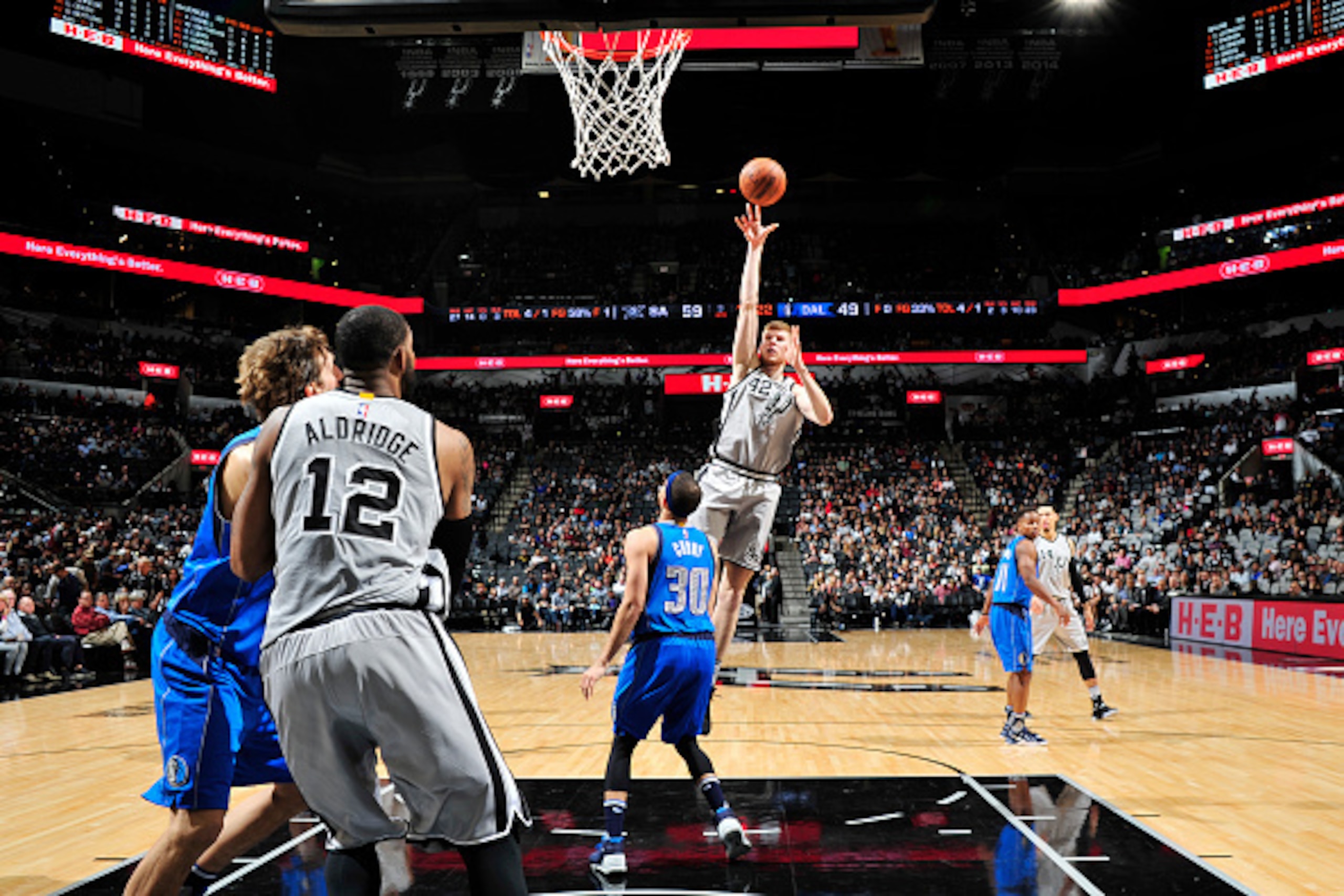 SAN ANTONIO, TX - JANUARY 29: Davis Bertans #42 of the San Antonio Spurs ;stb ;against the Dallas Mavericks on January 29, 2017 at the AT&T Center in San Antonio, Texas. NOTE TO USER: User expressly acknowledges and agrees that, by downloading and or usin SAN ANTONIO, TX - JANUARY 29: Davis Bertans #42 of the San Antonio Spurs ;stb ;against the Dallas Mavericks on January 29, 2017 at the AT&T Center in San Antonio, Texas. NOTE TO USER: User expressly acknowledges and agrees that, by downloading and or usin
