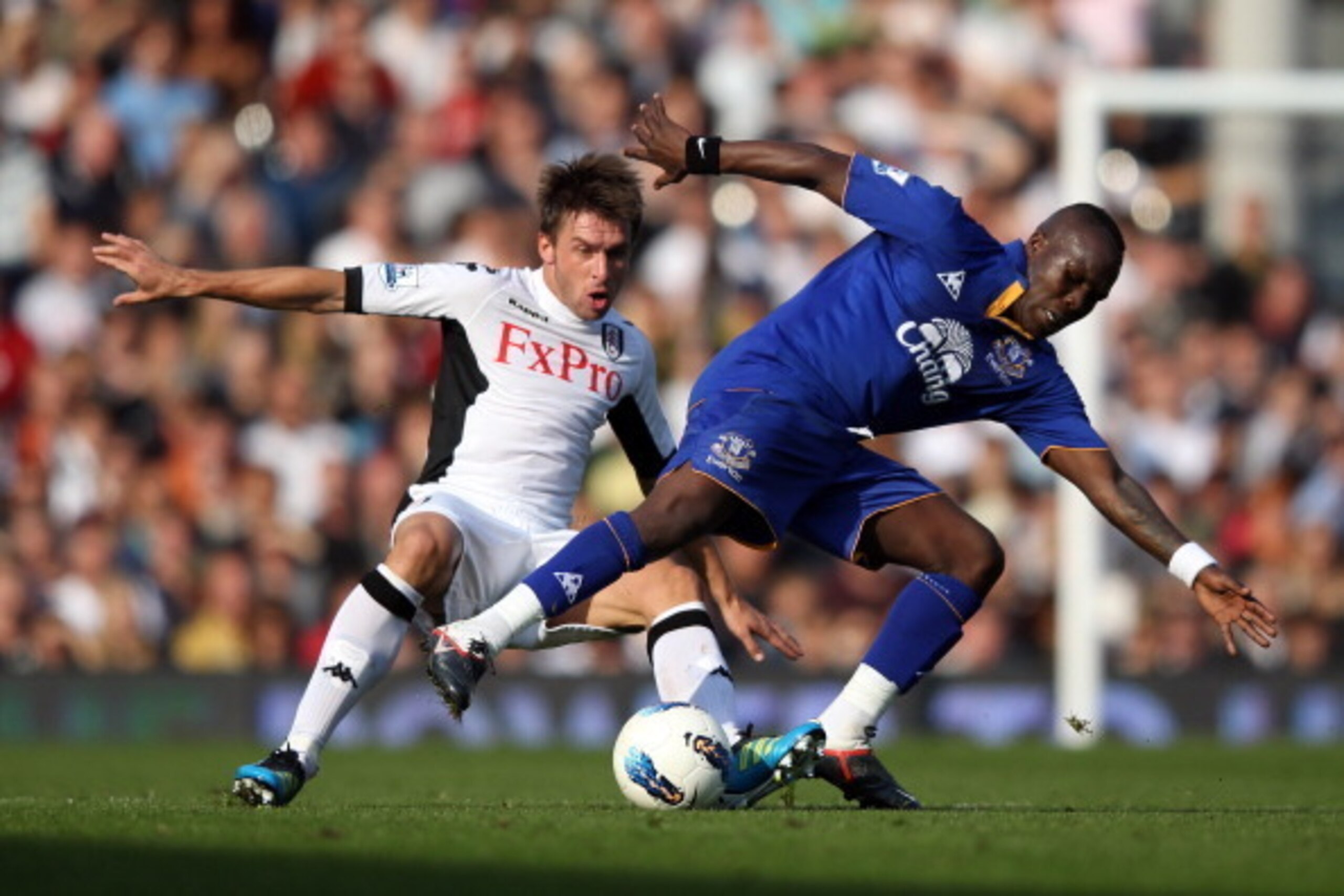 LONDON, ENGLAND - OCTOBER 23:  Royston Drenthe of Everton is challenged by Zdenek Grygera of Fulham during the Barclays Premier League match between Fulham and Everton at Craven Cottage on October 23, 2011 in London, England.  (Photo by Clive Rose/Getty I