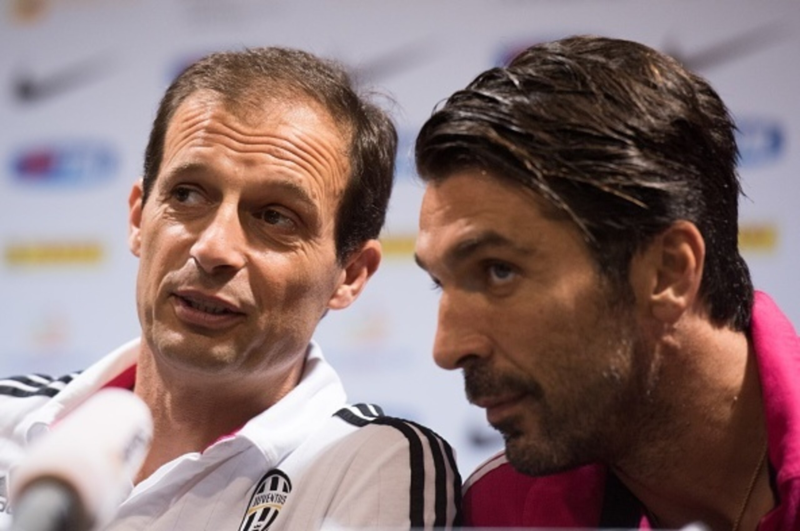 Juventus head coach Massimiliano Allegri (L) and goalkeeper Gianluigi Buffon attend a press conference ahead of the Italian Super Cup final football match between Juventus and Lazio in Shanghai on August 6, 2015. AFP PHOTO / JOHANNES EISELE        (Photo 