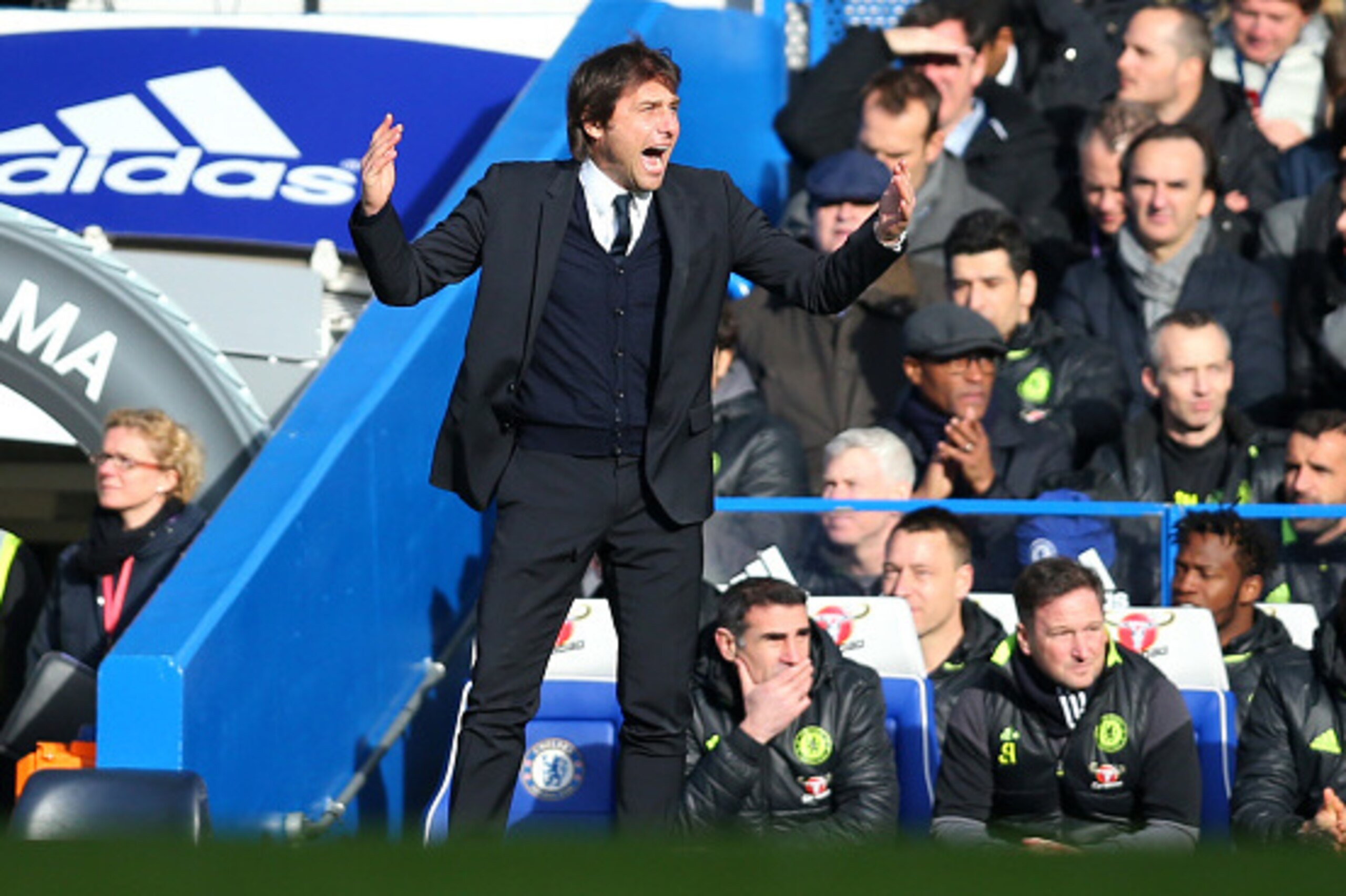 LONDON, ENGLAND - FEBRUARY 04: Antonio Conte manager / head coach of Chelsea during the Premier League match between Chelsea and Arsenal at Stamford Bridge on February 4, 2017 in London, England. (Photo by Catherine Ivill - AMA/Getty Images)