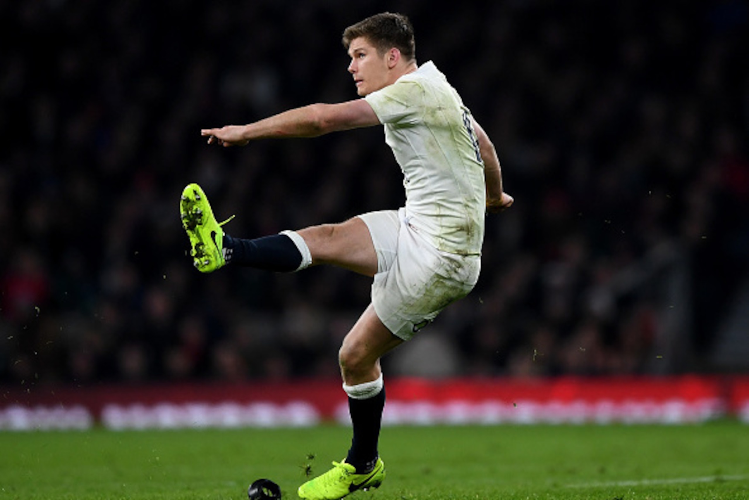 LONDON, ENGLAND - FEBRUARY 04: Owen Farrell of England kicks a penalty during the RBS Six Nations match between England and France at Twickenham Stadium on February 4, 2017 in London, England.  (Photo by Shaun Botterill/Getty Images)