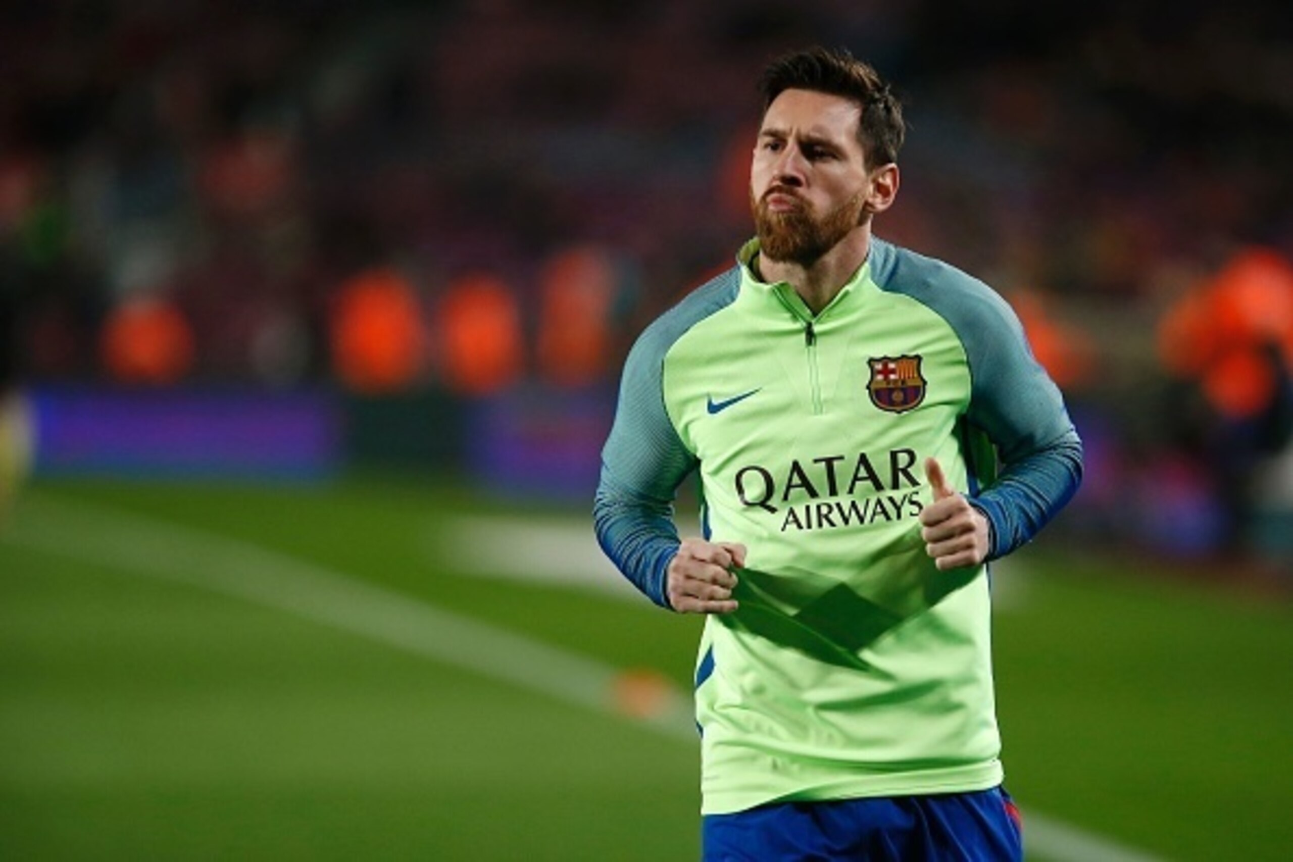 Barcelona's Argentinian forward Lionel Messi warms up before the Spanish Copa del Rey (King's Cup) semi final second leg football match FC Barcelona vs Club Atletico de Madrid at the Camp Nou stadium in Barcelona on February 7, 2017. / AFP / PAU BARRENA  