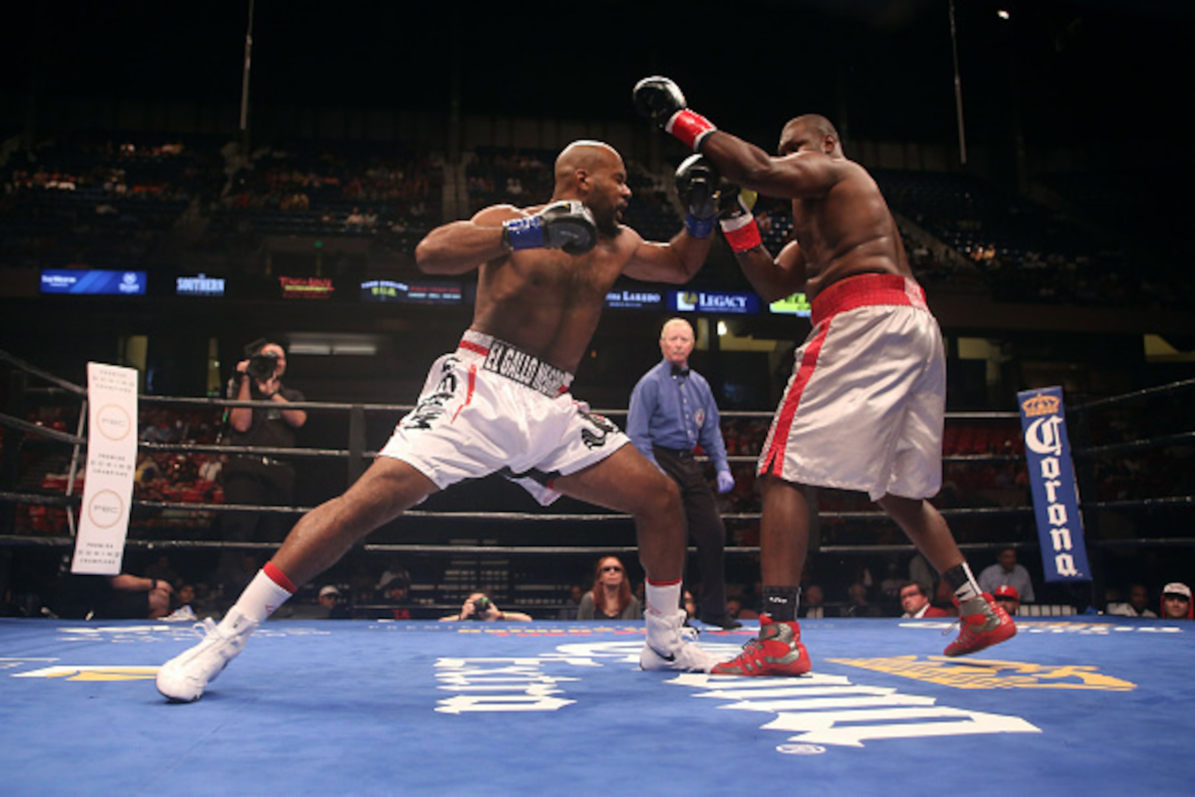 BIRMINGHAM, AL - JULY 16: Gerald Washington (L) fights Ray Austin (R) in a heavyweight bout at Legacy Arena at the BJCC on July 16, 2016 in Birmingham, Alabama. (Photo by David A. Smith/Getty Images) BIRMINGHAM, AL - JULY 16: Gerald Washington (L) fights Ray Austin (R) in a heavyweight bout at Legacy Arena at the BJCC on July 16, 2016 in Birmingham, Alabama. (Photo by David A. Smith/Getty Images)