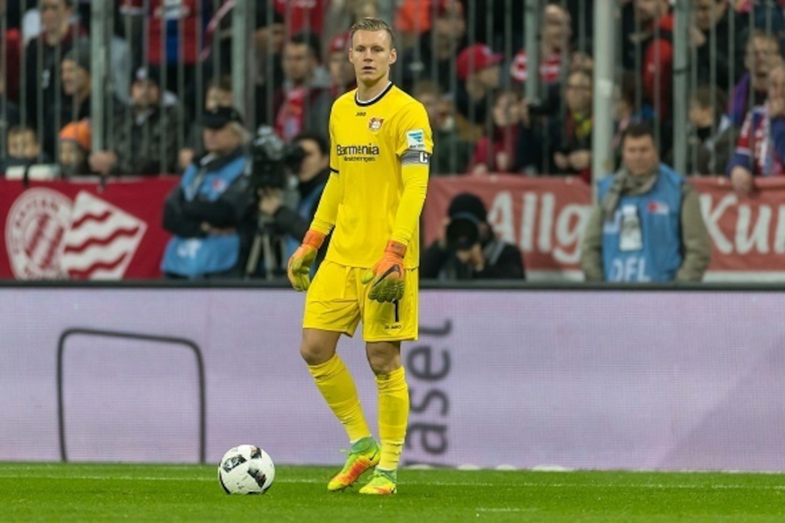 MUNICH, GERMANY - NOVEMBER 26: goalkeeper Bernd Leno of Bayer 04 Leverkusen in action during the Bundesliga match between FC Bayern Muenchen and Bayer 04 Leverkusen at Allianz Arena on November 26 , 2016 in Munich, Germany. (Photo by TF-Images/Getty Image