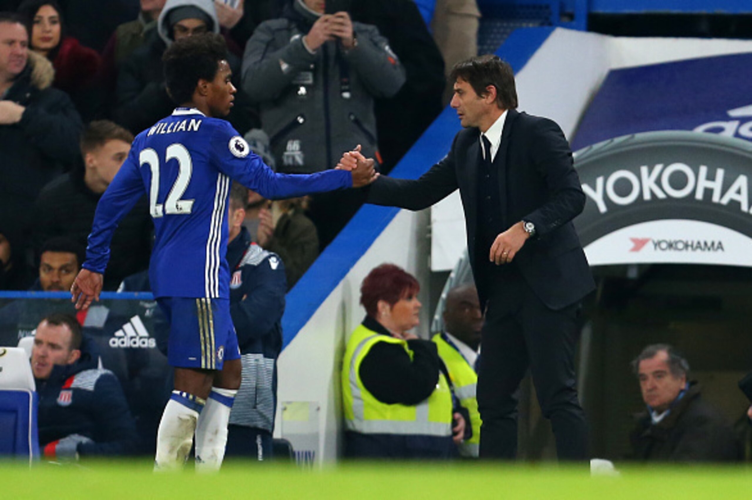 LONDON, ENGLAND - DECEMBER 31: Antonio Conte manager / head coach of Chelsea shakes hands with Willian of Chelsea during the Premier League match between Chelsea and Stoke City at Stamford Bridge on December 31, 2016 in London, England. (Photo by Catherin