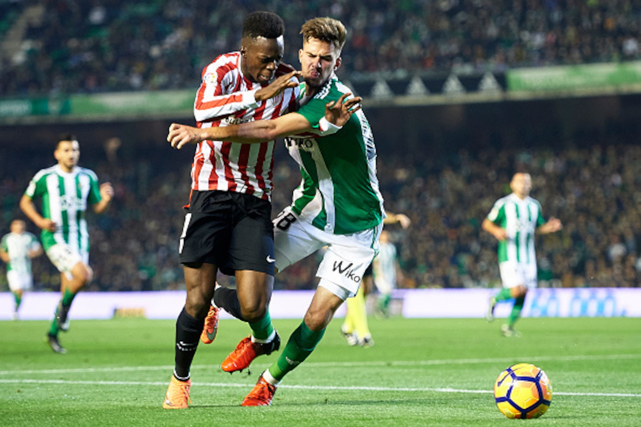 SEVILLE, SPAIN - DECEMBER 11:  Inaki Williams of Athletic Club (L) competes for the ball with Jose Carlos Rodriguez of Real Betis Balompie (R) during La Liga match between Real Betis Balompie vs Athletic Club at Benito Villamarin Stadium on December 11, 2