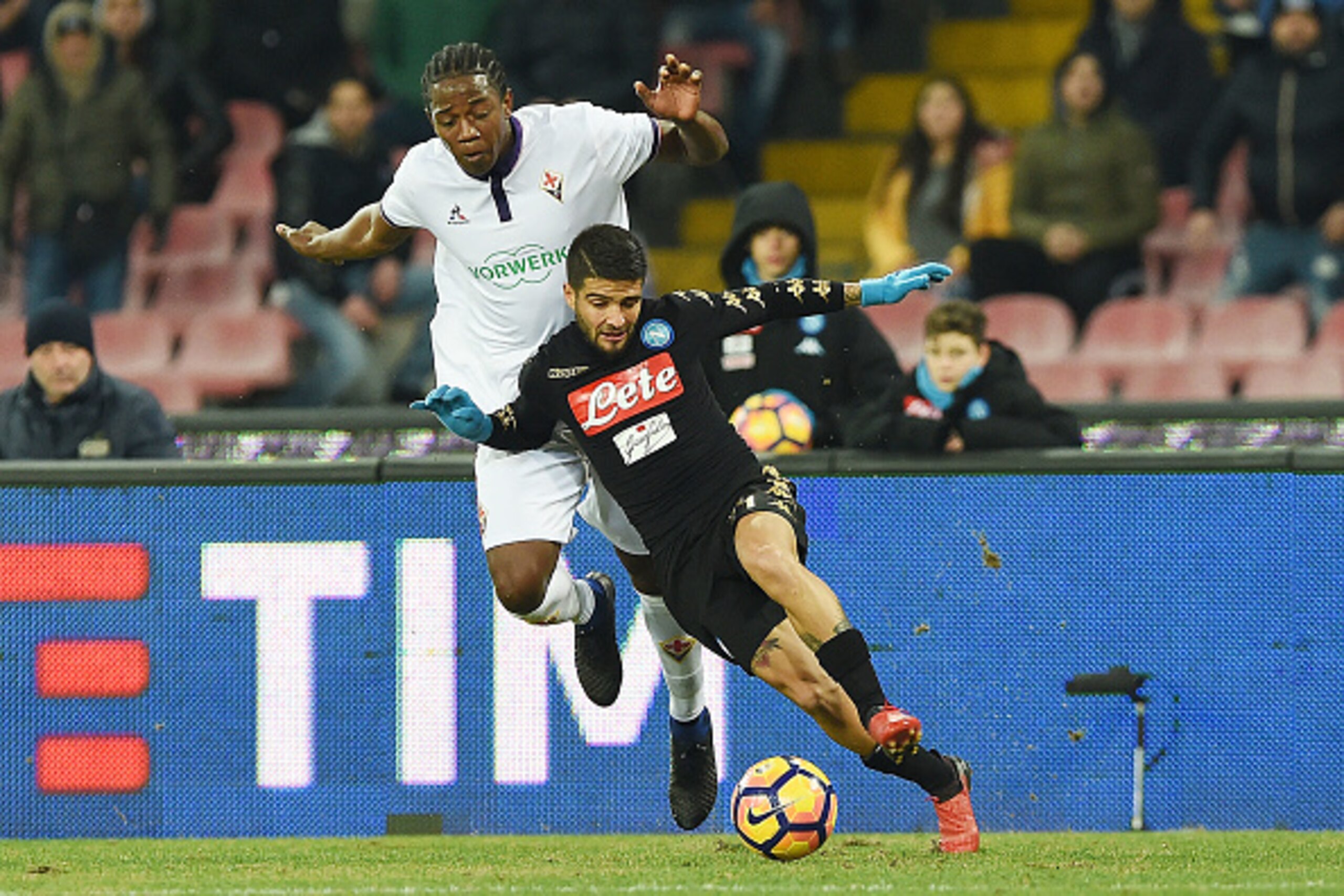 NAPLES, ITALY - JANUARY 24: Napolis player Lorenzo Insigne vies with ACF Fiorentina player Carlos Sanchez during the TIM Cup match between SSC Napoli and ACF Fiorentina at Stadio San Paolo on January 24, 2017 in Naples, Italy.  (Photo by Francesco Pecorar