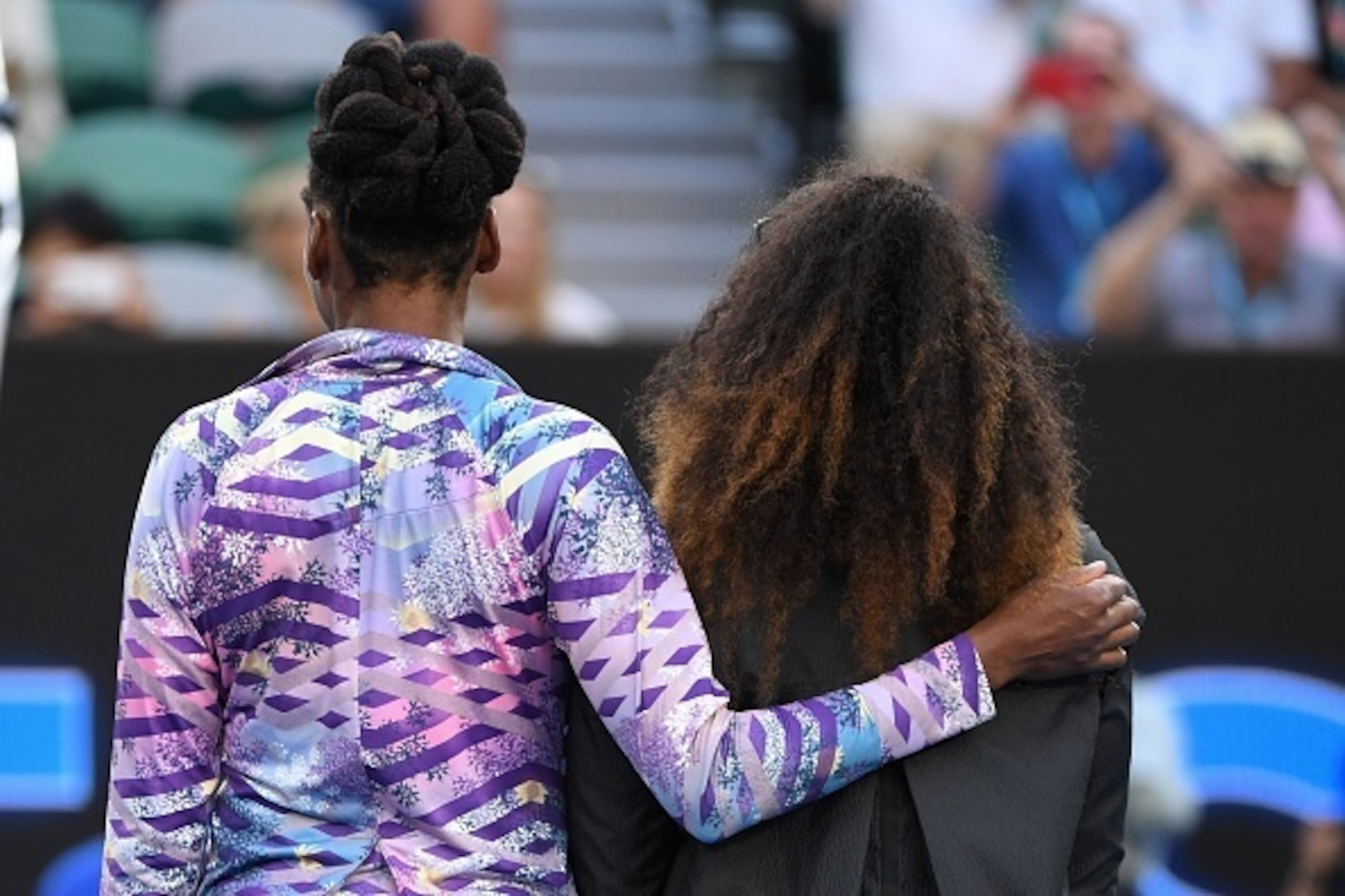 Serena Williams of the US (R) and Venus Williams of the US pose for photographs before the women's singles final on day 13 of the Australian Open tennis tournament in Melbourne on January 28, 2017. / AFP / WILLIAM WEST / IMAGE RESTRICTED TO EDITORIAL USE Serena Williams of the US (R) and Venus Williams of the US pose for photographs before the women's singles final on day 13 of the Australian Open tennis tournament in Melbourne on January 28, 2017. / AFP / WILLIAM WEST / IMAGE RESTRICTED TO EDITORIAL USE