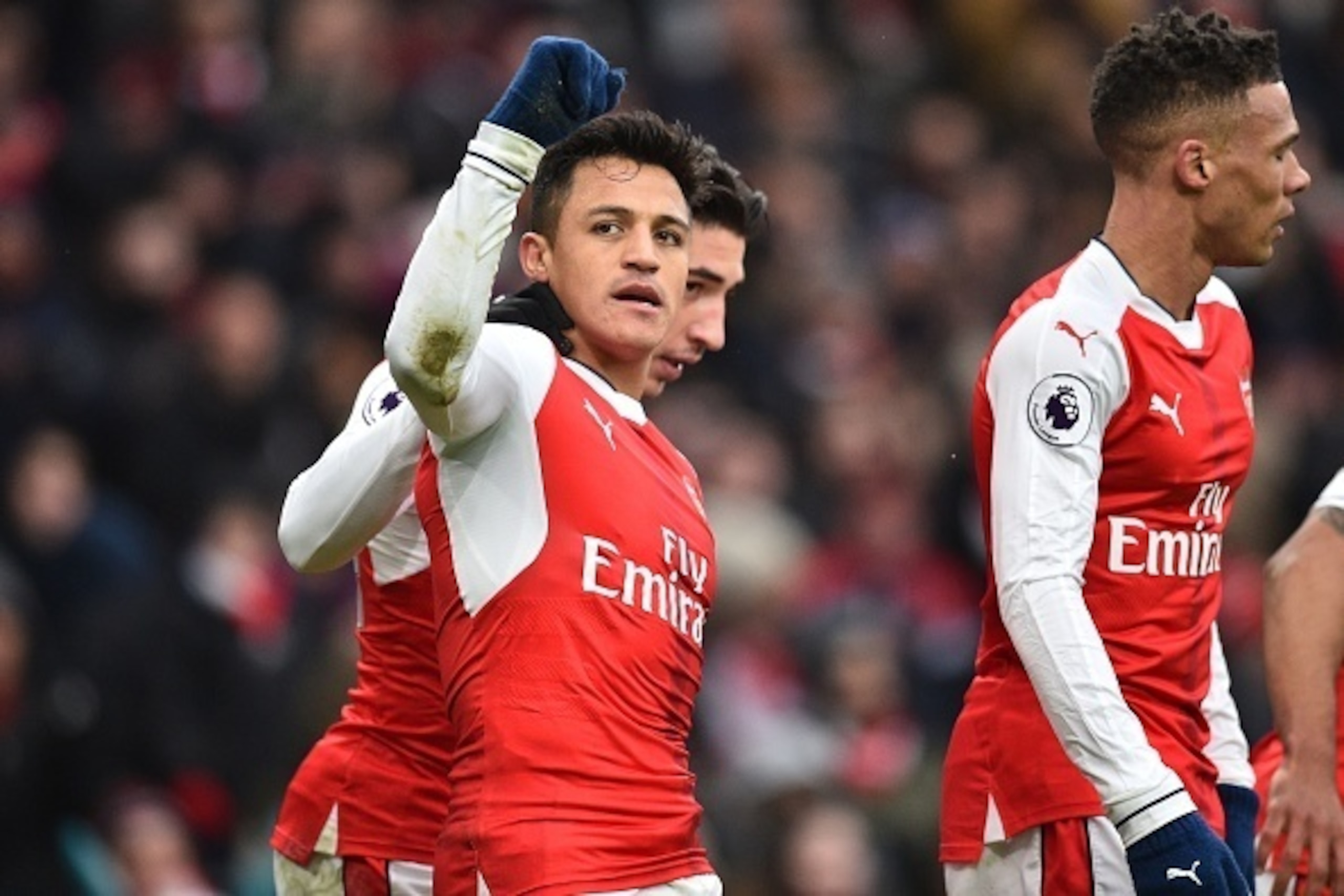 Arsenal's Chilean striker Alexis Sanchez (L) celebrates with teammates after scoring the opening goal of the English Premier League football match between Arsenal and Hull City at the Emirates Stadium in London on February 11, 2017.  / AFP / Glyn KIRK / R