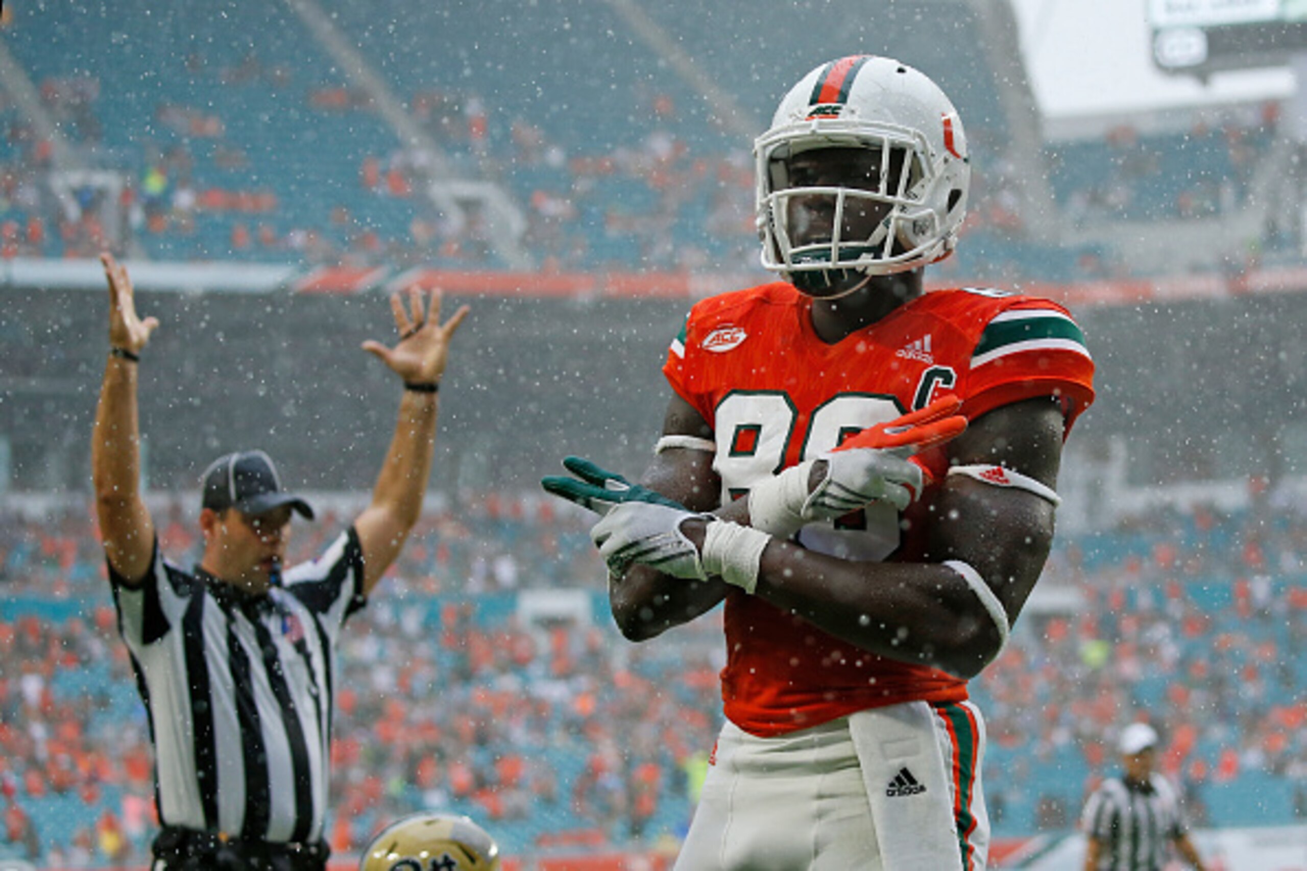 MIAMI GARDENS, FL - NOVEMBER 5: David Njoku #86 of the Miami Hurricanes looks up at the fans after scoring a touchdown against the Pittsburgh Panthers on November 5, 2016 at Hard Rock Stadium in Miami Gardens, Florida. Mimi defeated Pittsburgh 51-28. Phot