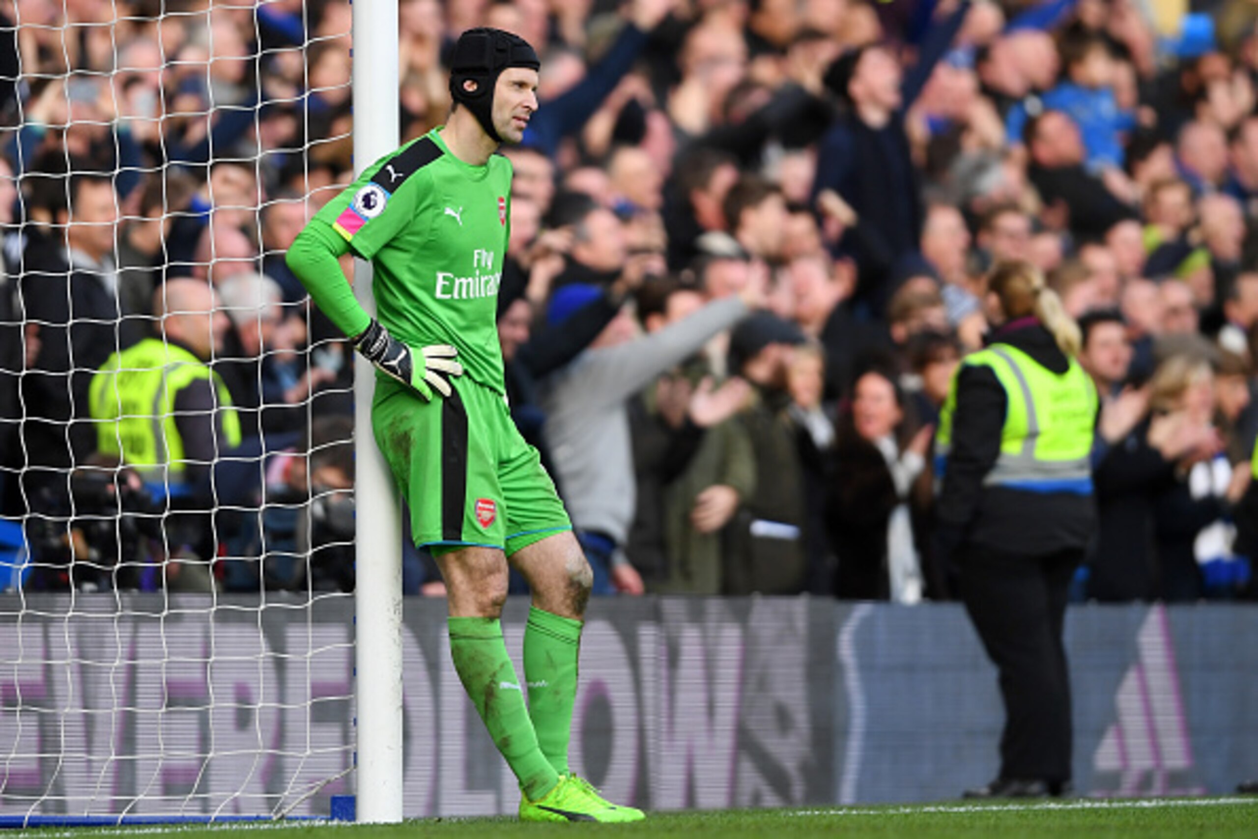 LONDON, ENGLAND - FEBRUARY 04:  Petr Cech of Arsenal reacts after a mistake led to Cesc Fabregas of Chelsea scoring his team's thirs goal during the Premier League match between Chelsea and Arsenal at Stamford Bridge on February 4, 2017 in London, England