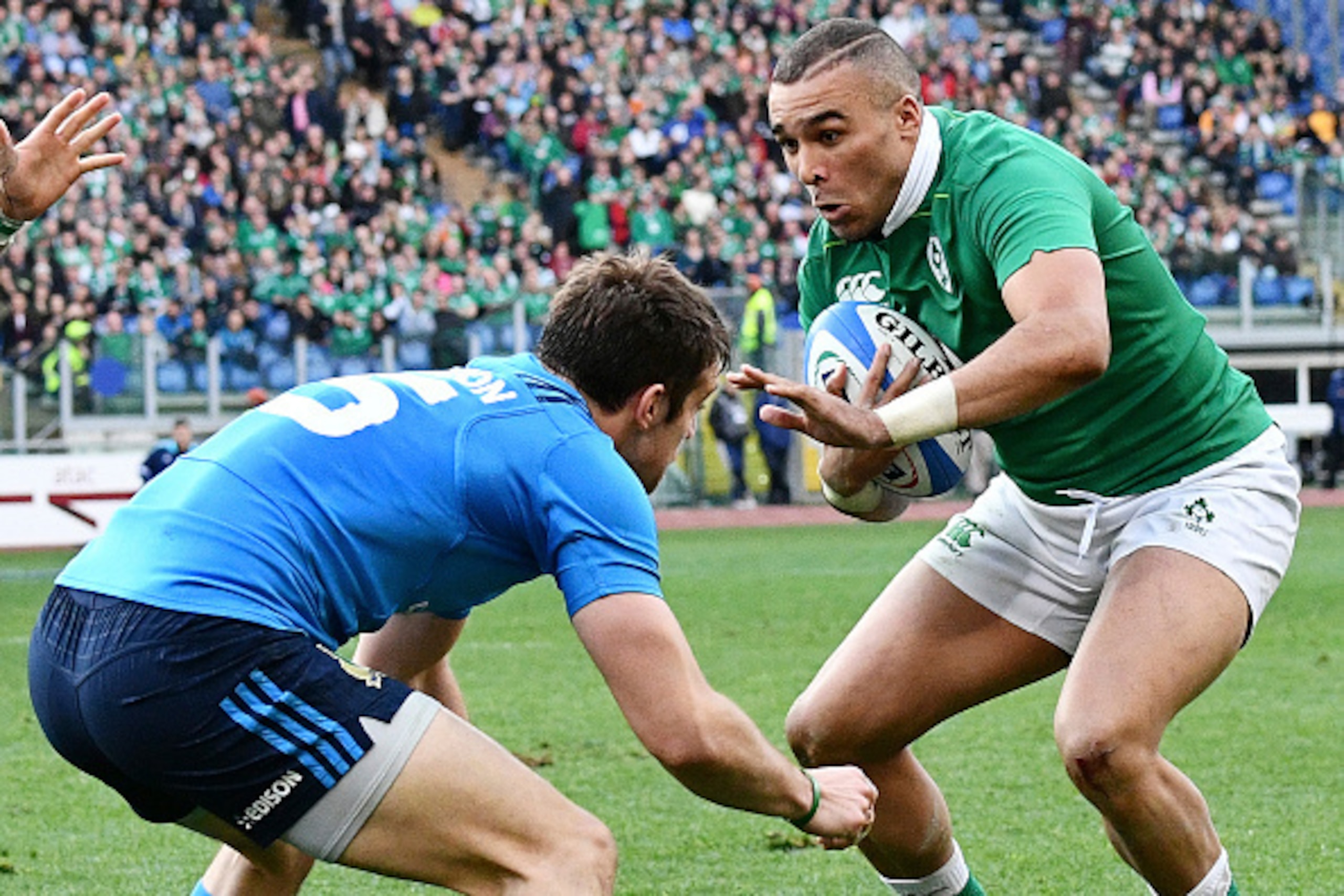 Ireland's Simon Zebo (R) runs with the ball during the team's Six Nations rugby union match between Italy and Ireland at the Olympic Stadium in Rome on February 11, 2017. / AFP / Vincenzo PINTO (Photo credit should read VINCENZO PINTO/AFP/Getty Im Ireland's Simon Zebo (R) runs with the ball during the team's Six Nations rugby union match between Italy and Ireland at the Olympic Stadium in Rome on February 11, 2017. / AFP / Vincenzo PINTO (Photo credit should read VINCENZO PINTO/AFP/Getty Im