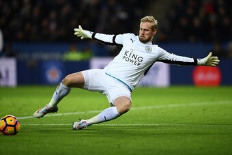 LEICESTER, ENGLAND - JANUARY 14: Kasper Schmeichel of Leicester City in action during the Premier League match between Leicester City and Chelsea at The King Power Stadium on January 14, 2017 in Leicester, England.  (Photo by Laurence Griffiths/Getty Imag