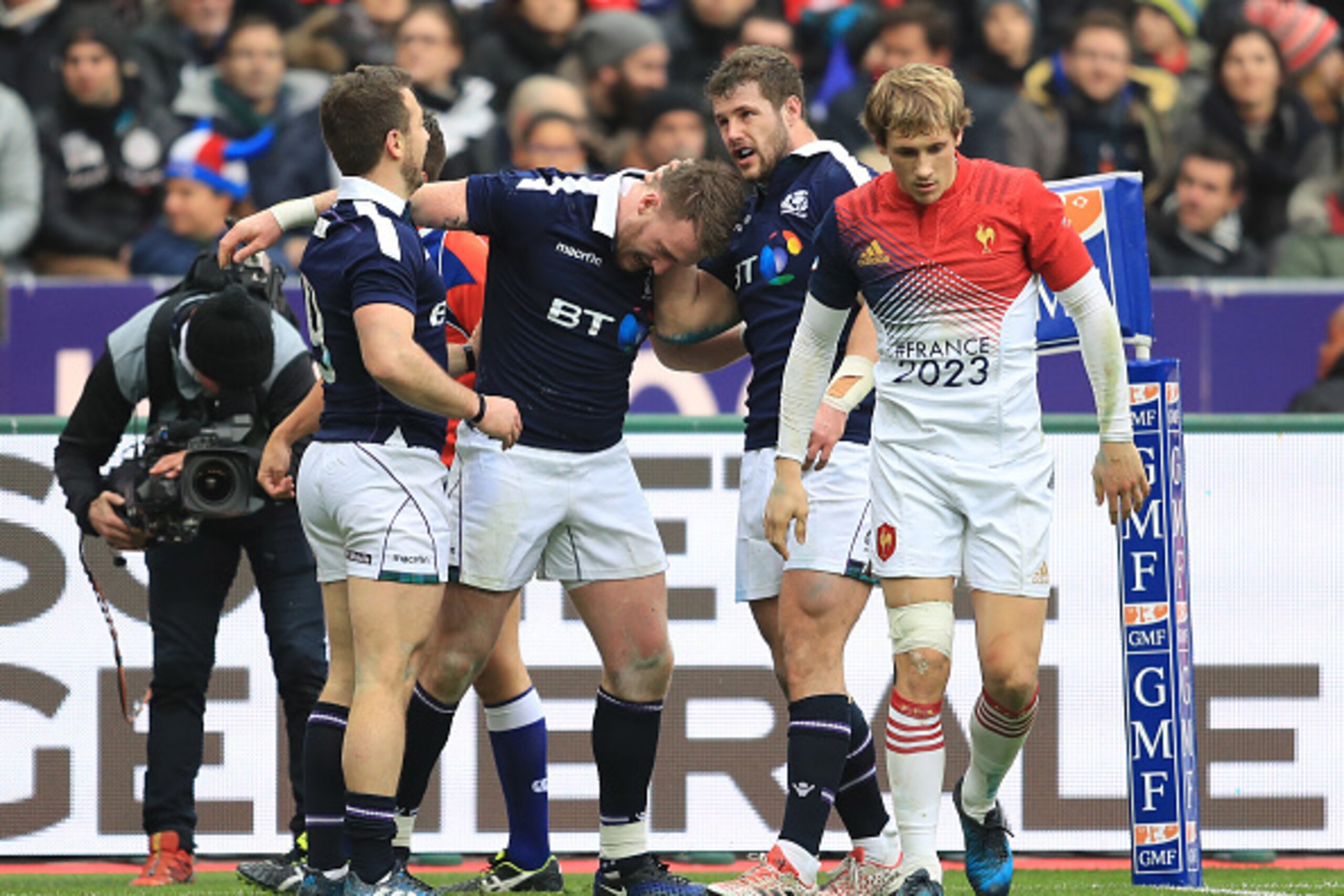 PARIS, FRANCE - FEBRUARY 12:  Stuart Hogg (C) of Scotland is congratulated by teammates after scoring the opening try during the RBS Six Nations match between France and Scotland at Stade de France on February 12, 2017 in Paris, France.  (Photo by Richard