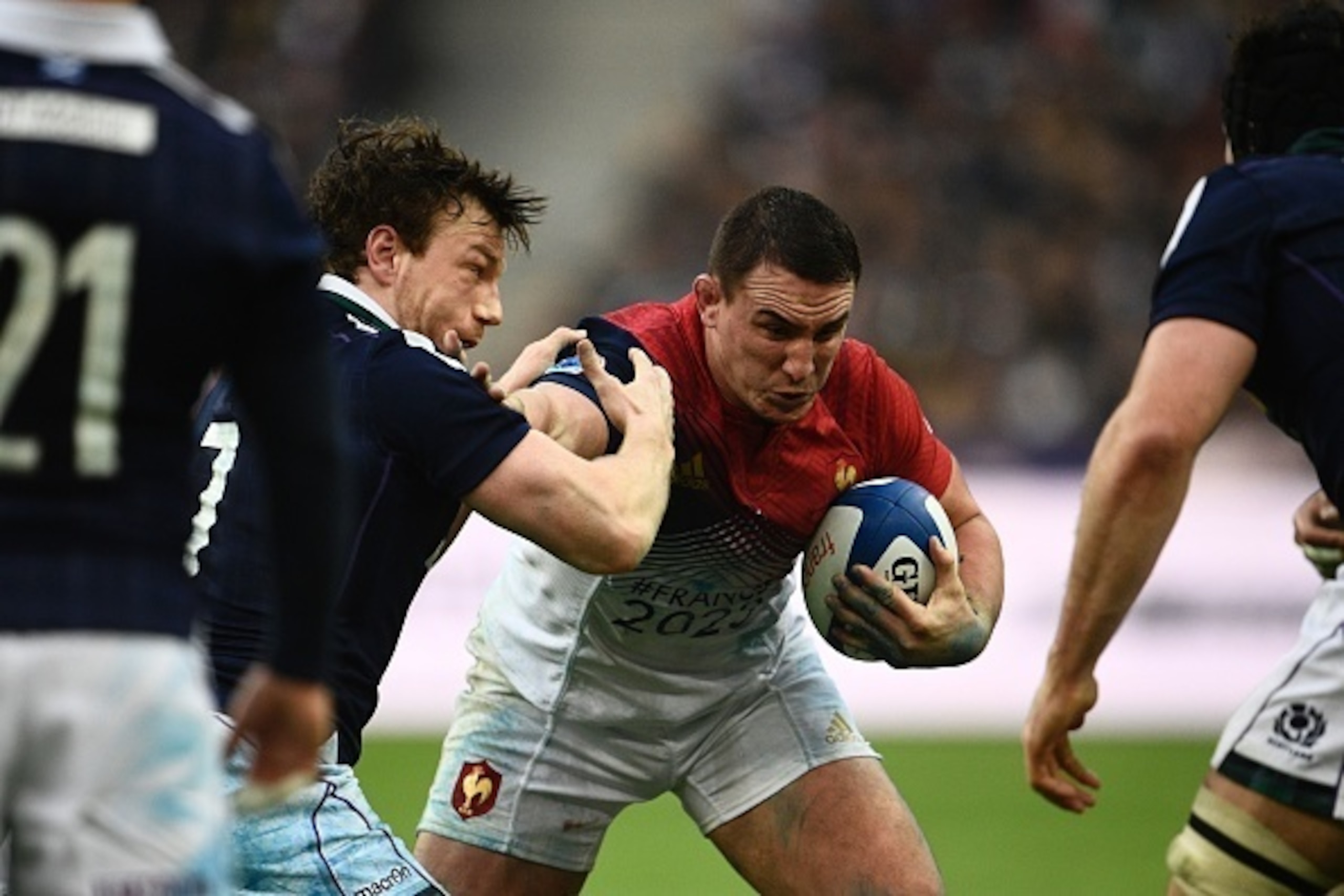 France's flanker Louis Picamoles (R) holds the ball during the Six Nations international rugby union match between France and Scotland at the Stade de France in Saint-Denis, on February 12, 2017. / AFP / Martin BUREAU        (Photo credit should read MART