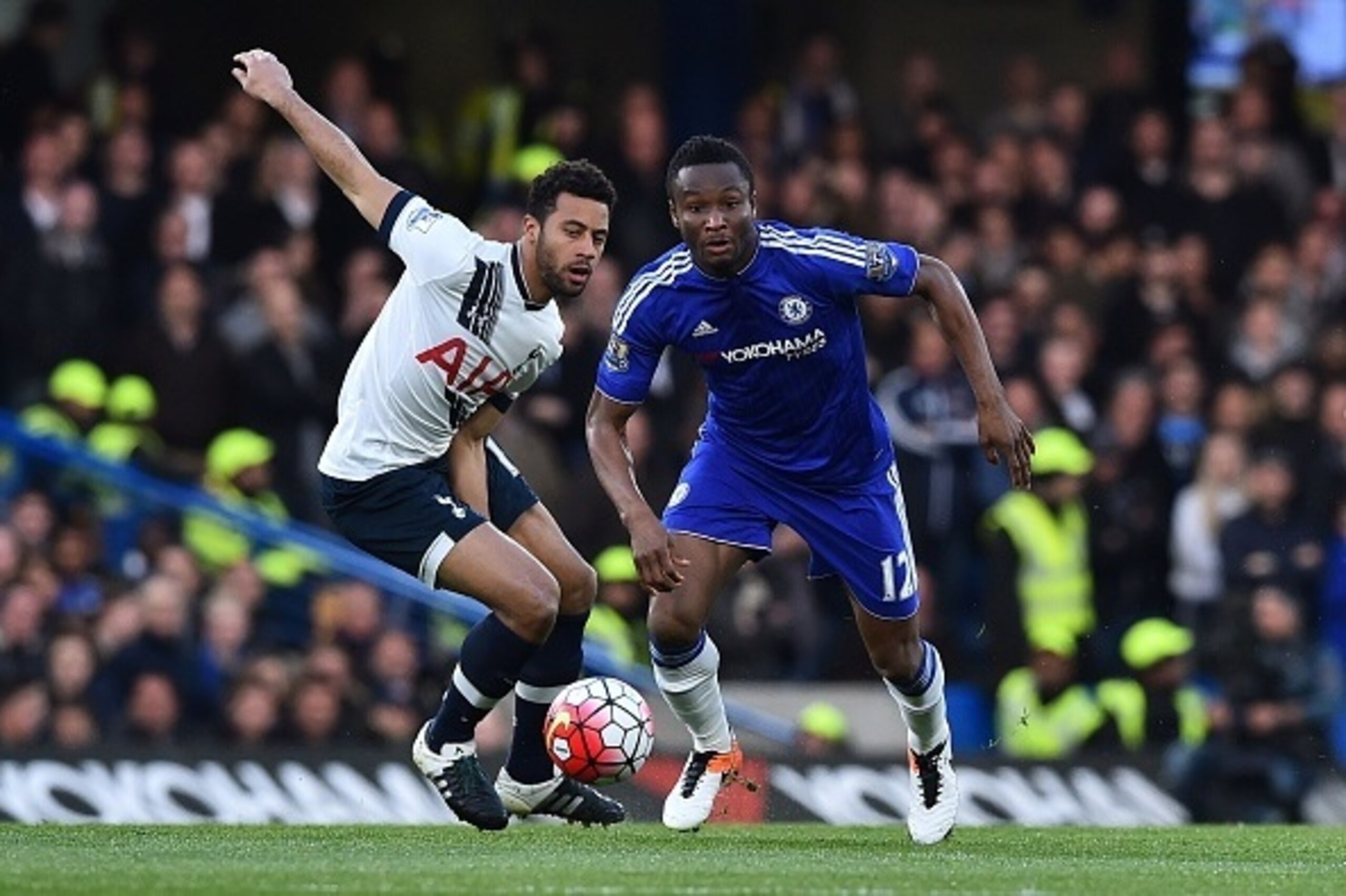 Tottenham Hotspur's Belgian midfielder Mousa Dembele (L) vies with Chelsea's Nigerian midfielder John Obi Mikel (R) during the English Premier League football match between Chelsea and Tottenham Hotspur at Stamford Bridge in London on May 2, 2016. / AFP /
