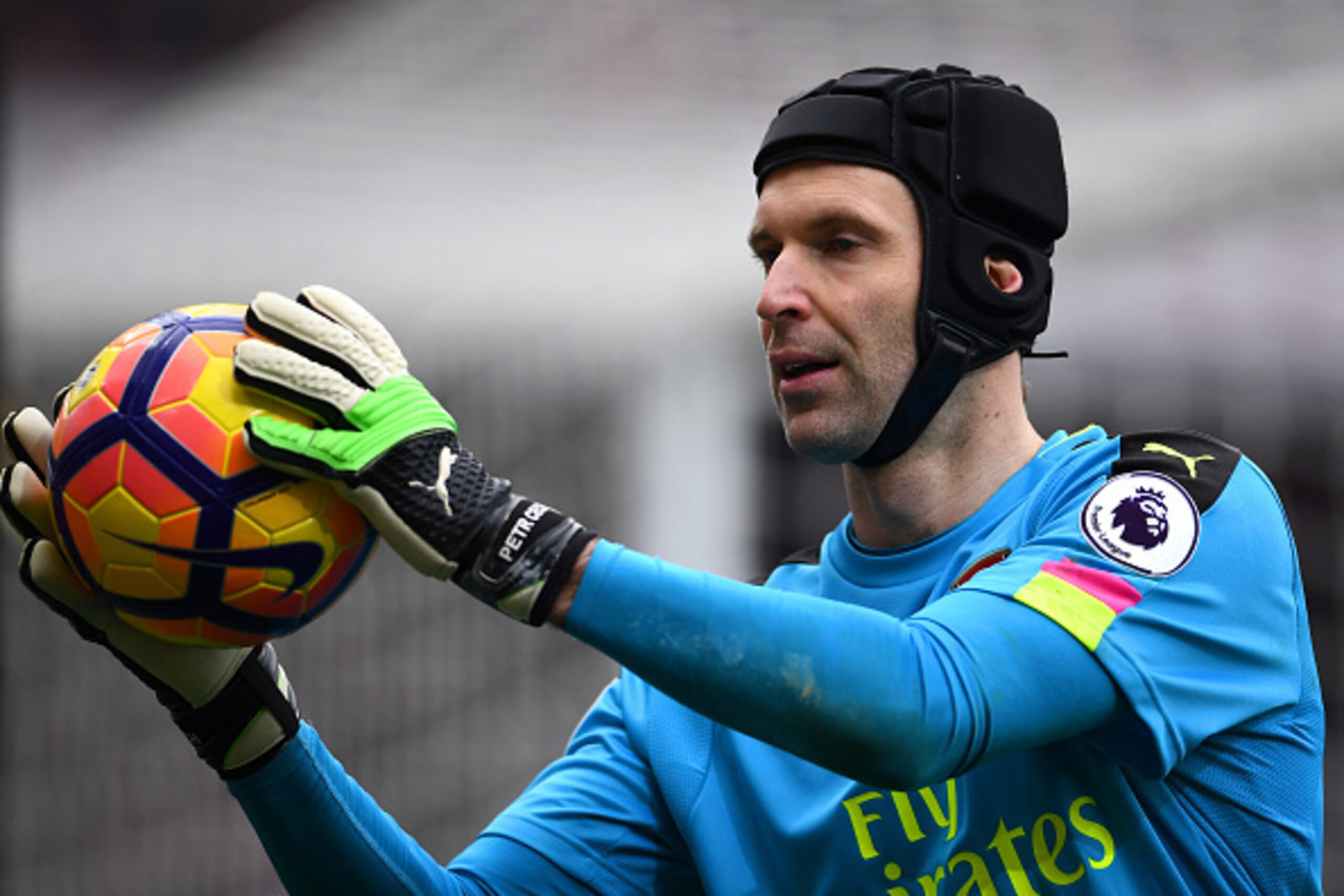 LONDON, ENGLAND - FEBRUARY 11: Petr Cech of Arsenal holds the ball during the Premier League match between Arsenal and Hull City at Emirates Stadium on February 11, 2017 in London, England. (Photo by Laurence Griffiths/Getty Images) LONDON, ENGLAND - FEBRUARY 11: Petr Cech of Arsenal holds the ball during the Premier League match between Arsenal and Hull City at Emirates Stadium on February 11, 2017 in London, England. (Photo by Laurence Griffiths/Getty Images)