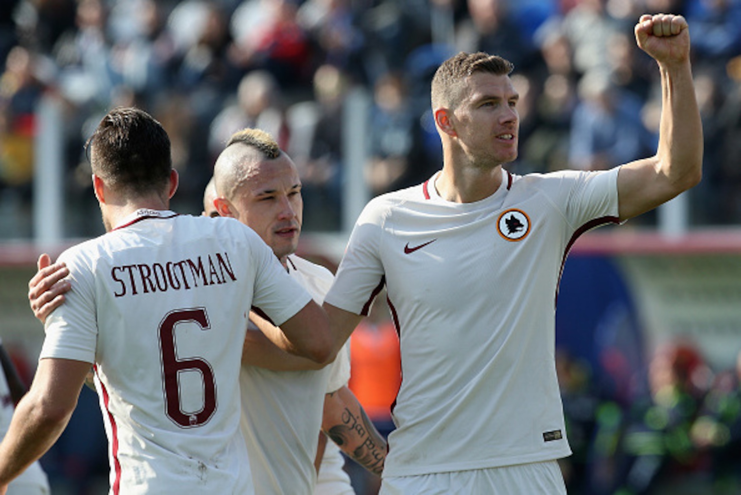 CROTONE, ITALY - FEBRUARY 12: Edin Dzeko of Roma celebrates after scoring his team's second goal  during the Serie A match between FC Crotone and AS Roma at Stadio Comunale Ezio Scida on February 12, 2017 in Crotone, Italy.  (Photo by Maurizio Lagana/Gett