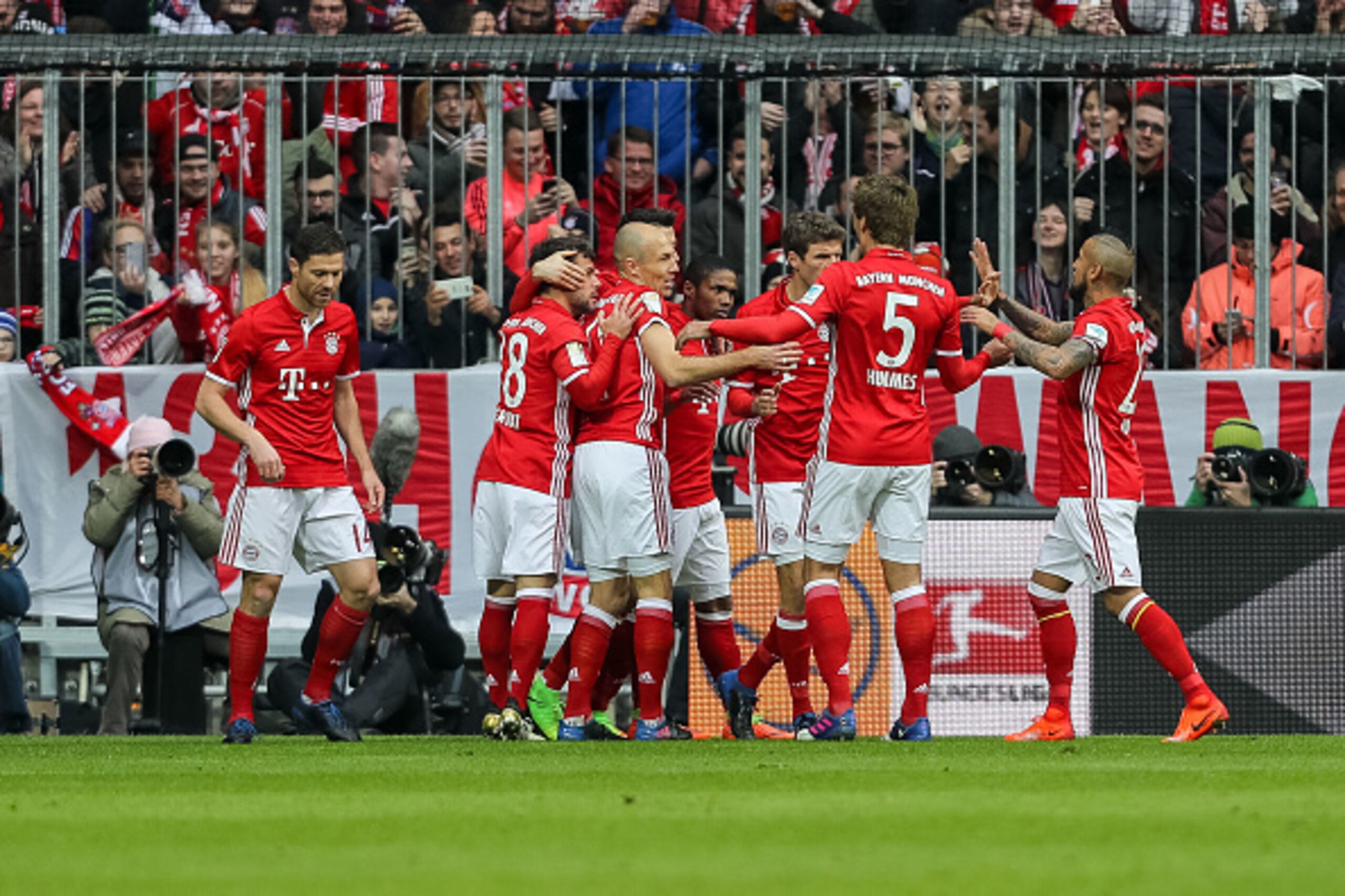 MUNICH, GERMANY - FEBRUARY 04: Players of Bayern Muenchen celebrate a goal during the Bundesliga match between Bayern Muenchen and FC Schalke 04 at Allianz Arena on February 4, 2017 in Munich, Germany. (Photo by TF-Images/Getty Images) MUNICH, GERMANY - FEBRUARY 04: Players of Bayern Muenchen celebrate a goal during the Bundesliga match between Bayern Muenchen and FC Schalke 04 at Allianz Arena on February 4, 2017 in Munich, Germany. (Photo by TF-Images/Getty Images)