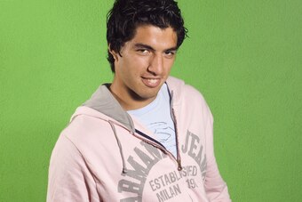 Suarez poses for the cameras in May 2007