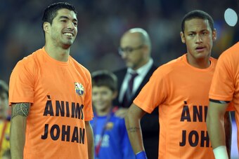 Suarez and his Barcelona teammate Neymar wore t-shirts in support of the late Johan Cruyff in October 2015, after he was diagnosed with lung cancer.
