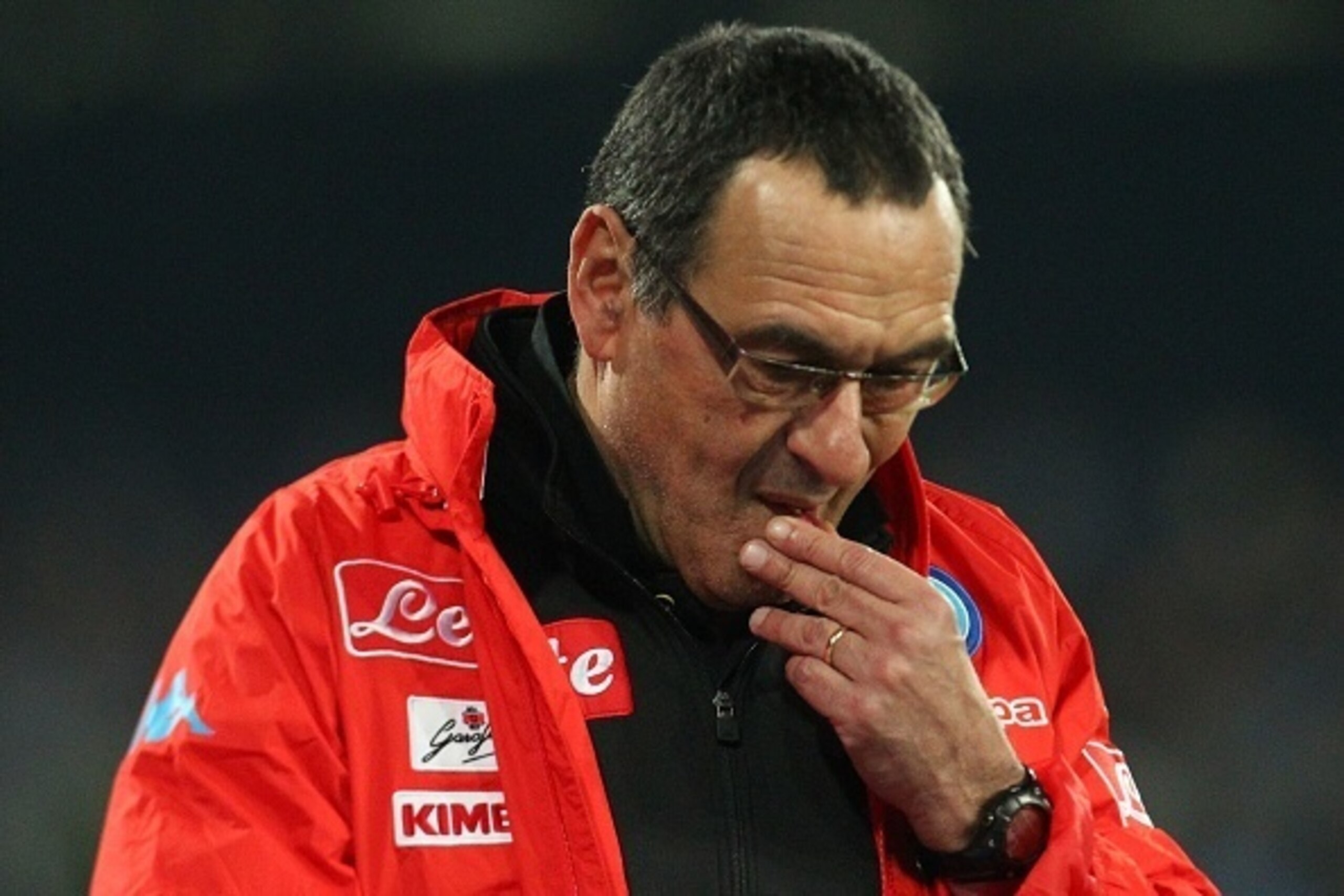 Napoli's coach from Italy Maurizio Sarri gestures during the Italian Serie A football match SSC Napoli vs US Palermo on January 29, 2017 at the San Paolo Stadium in Naples. / AFP / CARLO HERMANN        (Photo credit should read CARLO HERMANN/AFP/Getty Ima