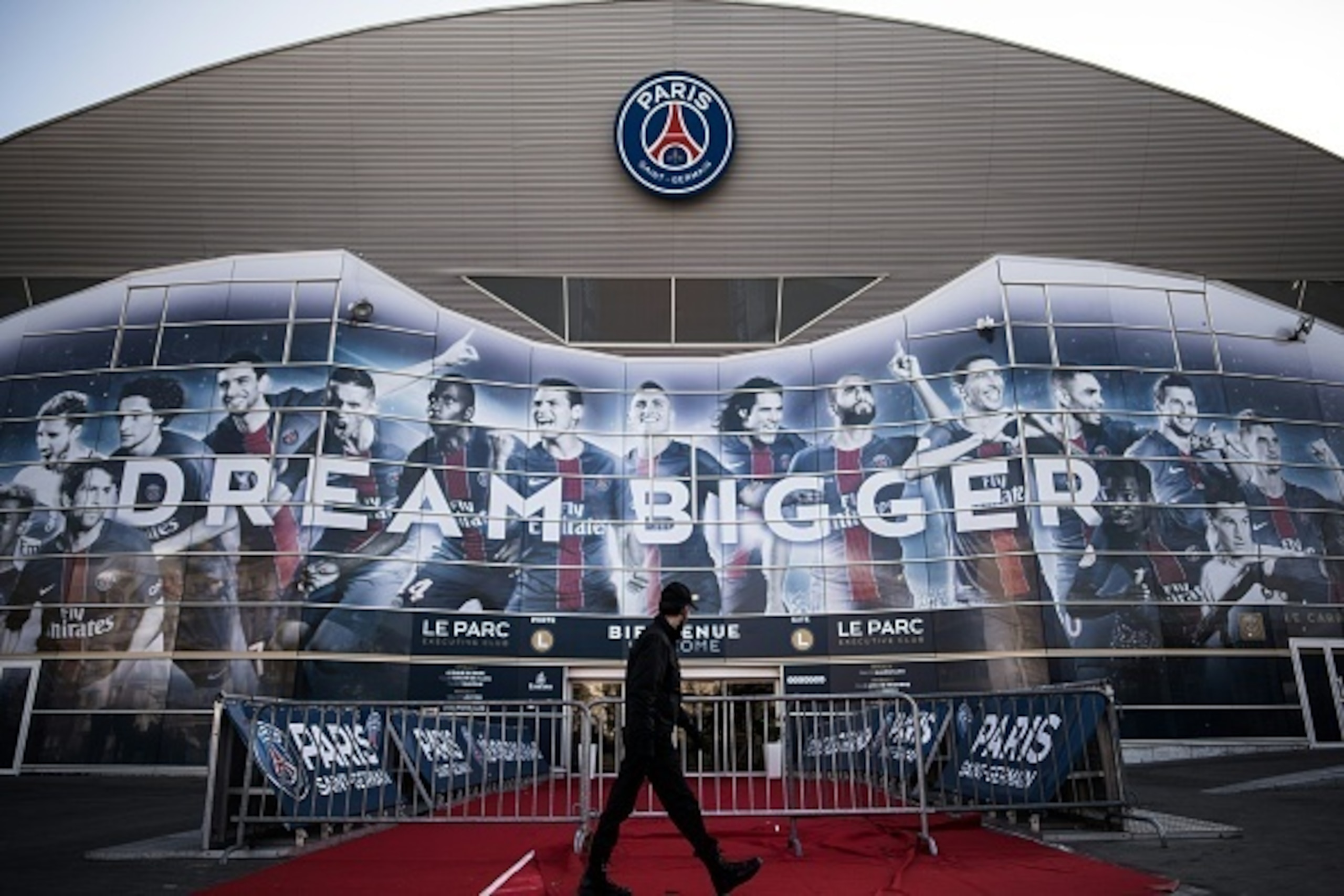 A security personnel walks past Paris Saint-Germain's Parc des Princes stadium, in Paris on February 13, 2017 on the eve of the club's champions league match against FC Barcelona. / AFP / PHILIPPE LOPEZ (Photo credit should read PHILIPPE LOPEZ/AFP/ A security personnel walks past Paris Saint-Germain's Parc des Princes stadium, in Paris on February 13, 2017 on the eve of the club's champions league match against FC Barcelona. / AFP / PHILIPPE LOPEZ (Photo credit should read PHILIPPE LOPEZ/AFP/
