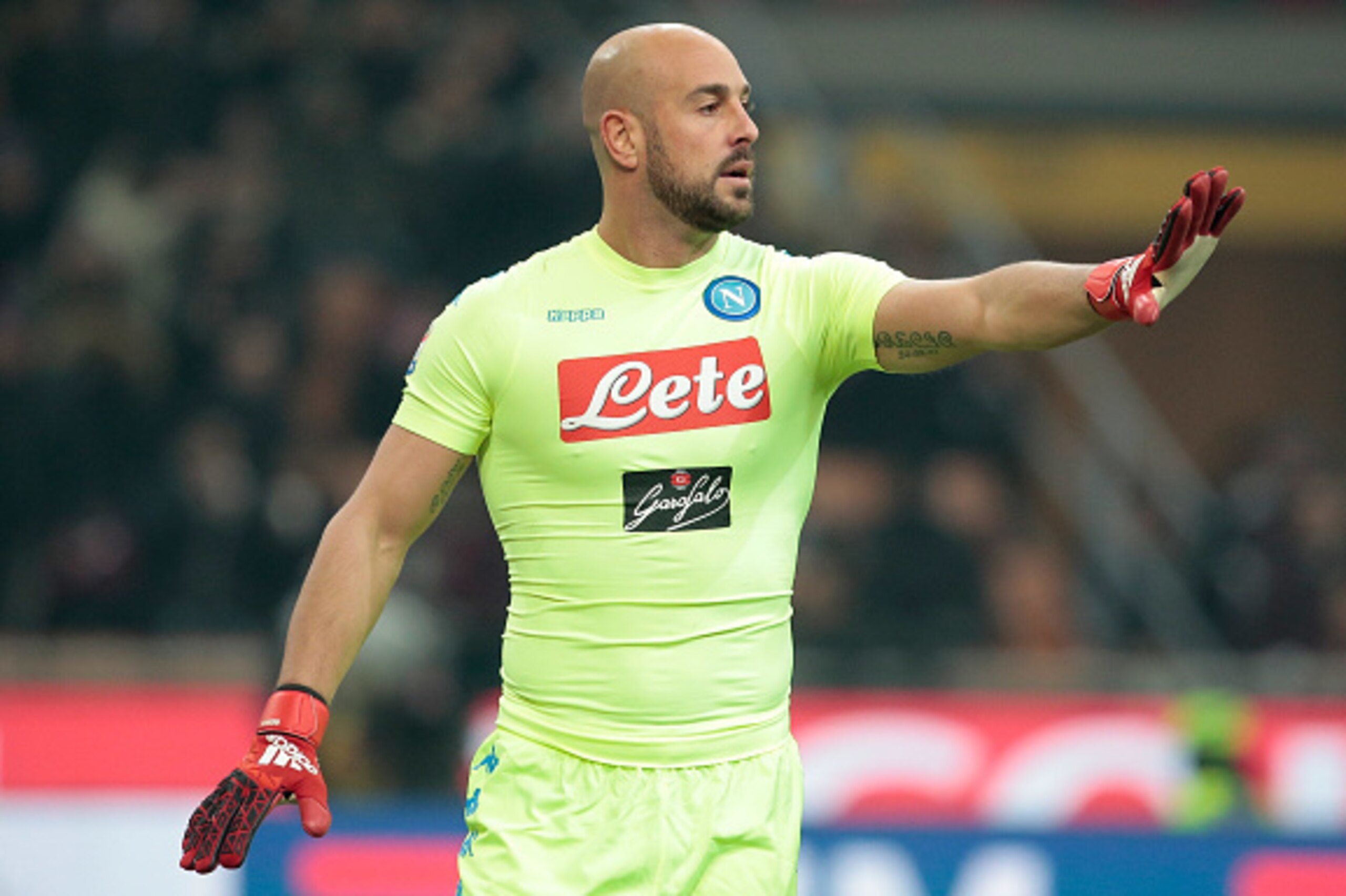 MILAN, ITALY - JANUARY 21: Jose Manuel Reina of SSC Napoli gestures during the Serie A match between AC Milan and SSC Napoli at Stadio Giuseppe Meazza on January 21, 2017 in Milan, Italy. (Photo by Getty Images/Getty Images) MILAN, ITALY - JANUARY 21: Jose Manuel Reina of SSC Napoli gestures during the Serie A match between AC Milan and SSC Napoli at Stadio Giuseppe Meazza on January 21, 2017 in Milan, Italy. (Photo by Getty Images/Getty Images)