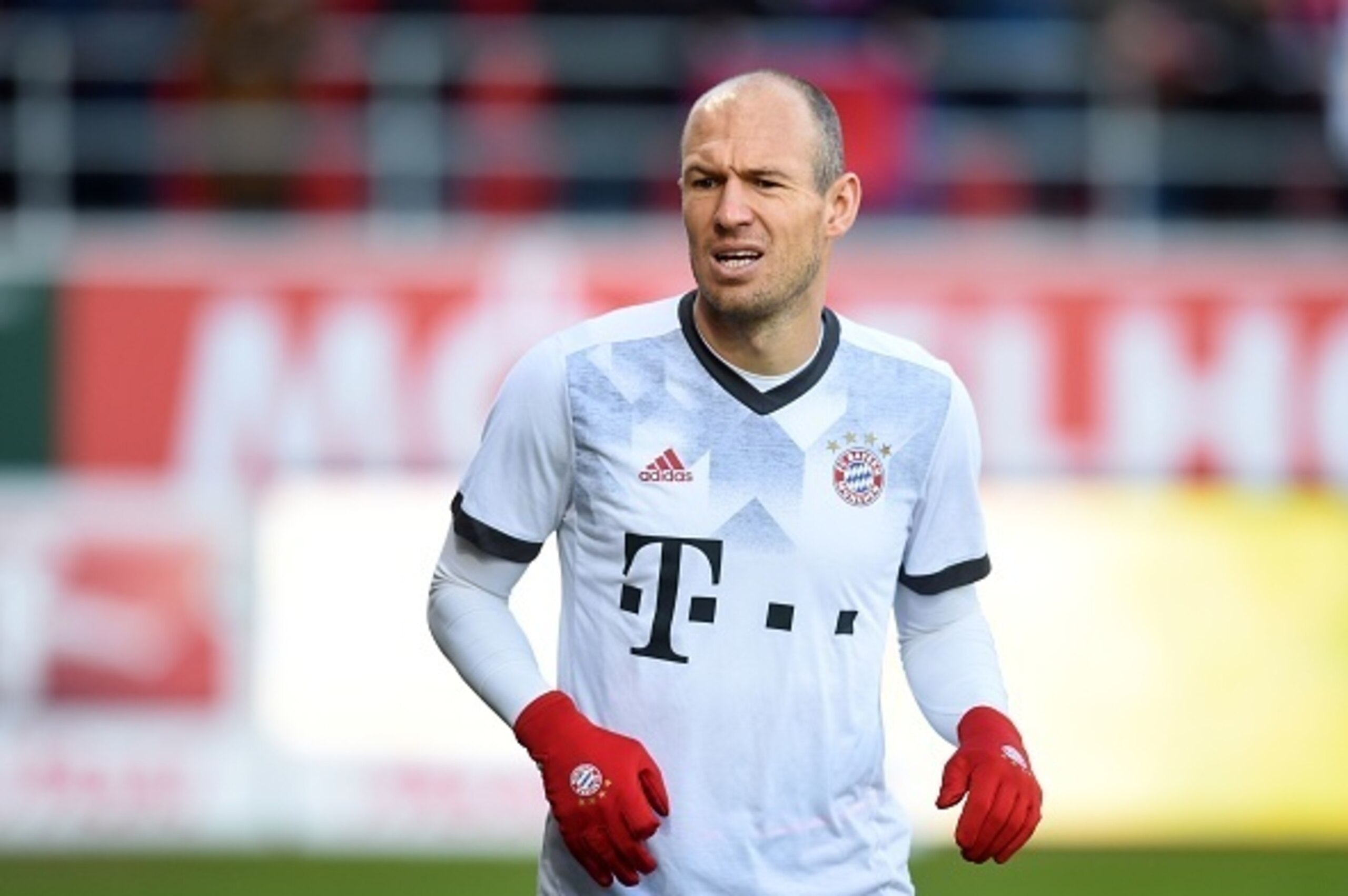 Bayern Munich's Dutch midfielder Arjen Robben warms up prior the German First division Bundesliga football match between FC Ingolstadt 04 and Bayern Munich in Ingolstadt, southern Germany, on February 11, 2017. / AFP / Christof STACHE / RESTRICTIONS: DURI Bayern Munich's Dutch midfielder Arjen Robben warms up prior the German First division Bundesliga football match between FC Ingolstadt 04 and Bayern Munich in Ingolstadt, southern Germany, on February 11, 2017. / AFP / Christof STACHE / RESTRICTIONS: DURI