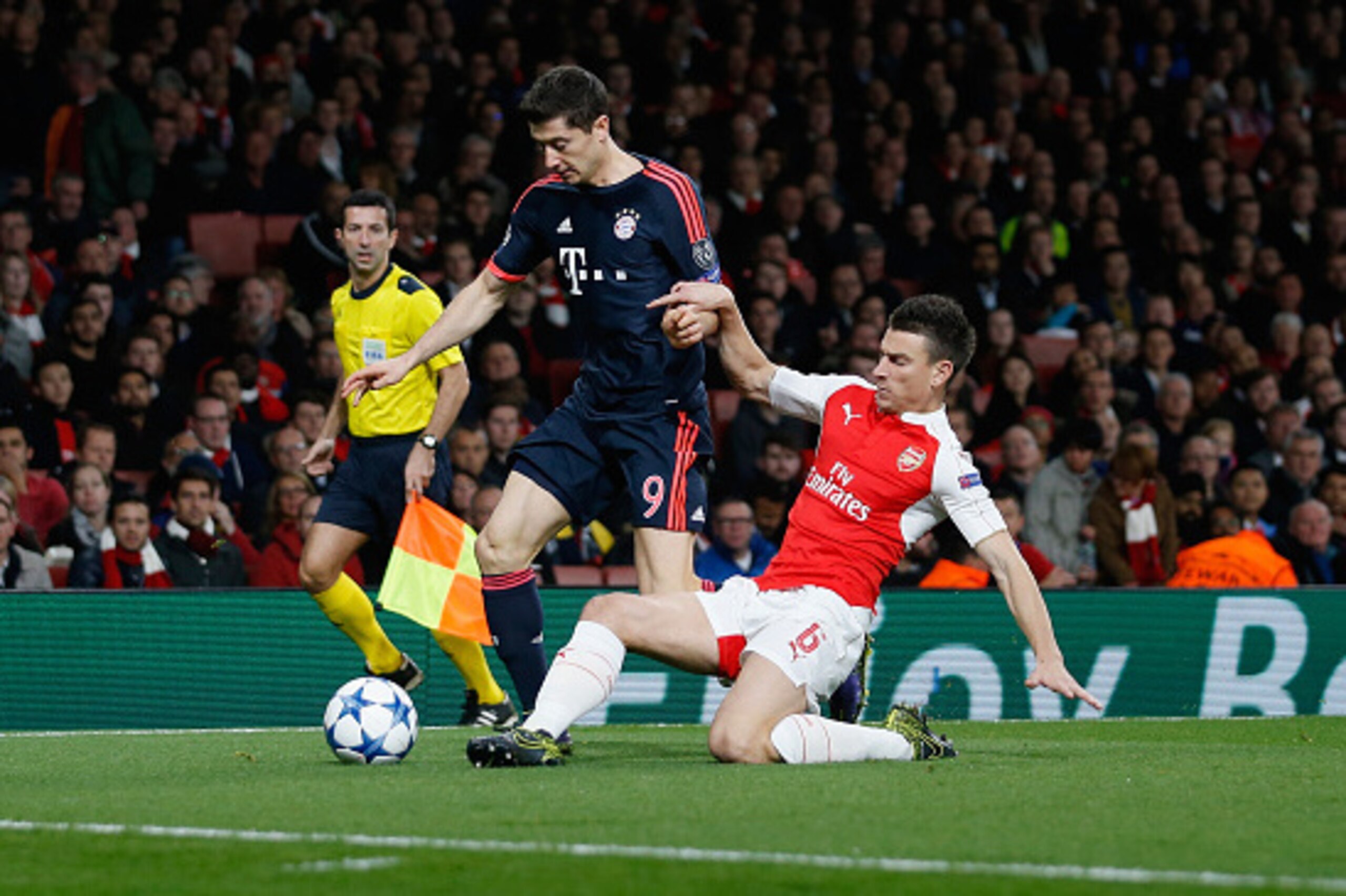 LONDON, ENGLAND - OCTOBER 20:  Laurent Koscielny of Arsenal challenges Robert Lewandowski of Bayern Munchen during the UEFA Champions League Group F match between Arsenal FC and FC Bayern Munchen at the Emirates Stadium on October 20, 2015 in London, Unit